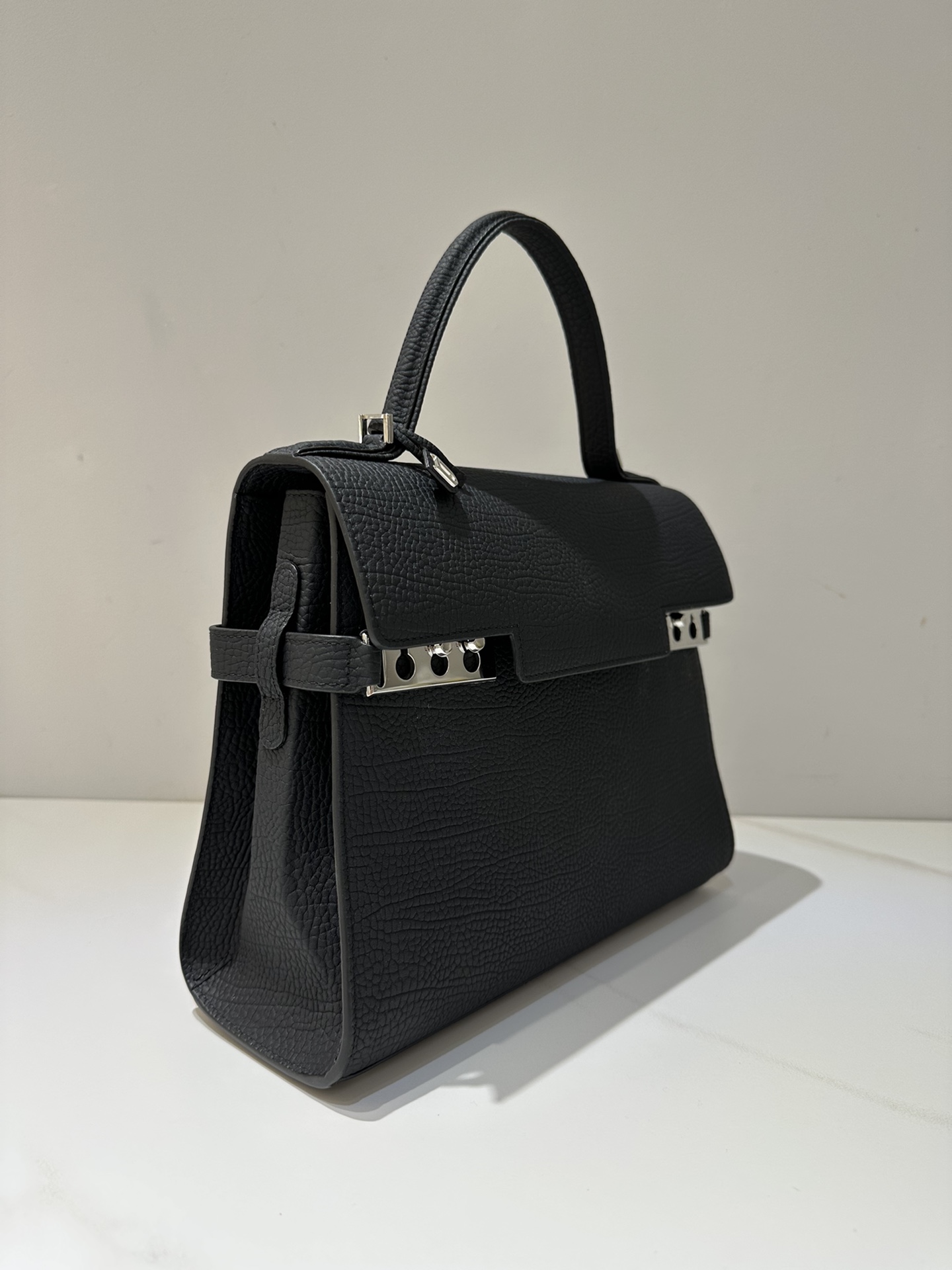 Delvaux Tempete MM cow neck leather Belgian 🇧🇪 Royal brand With matching shoulder strap, mirror and small pendant. Sheepskin lining Size: 28 8 Delvaux Tempete MM cow neck leather Belgian 🇧🇪 Royal brand With matching shoulder strap, mirror and small pendant. Sheepskin lining Size: 28 - Image 8