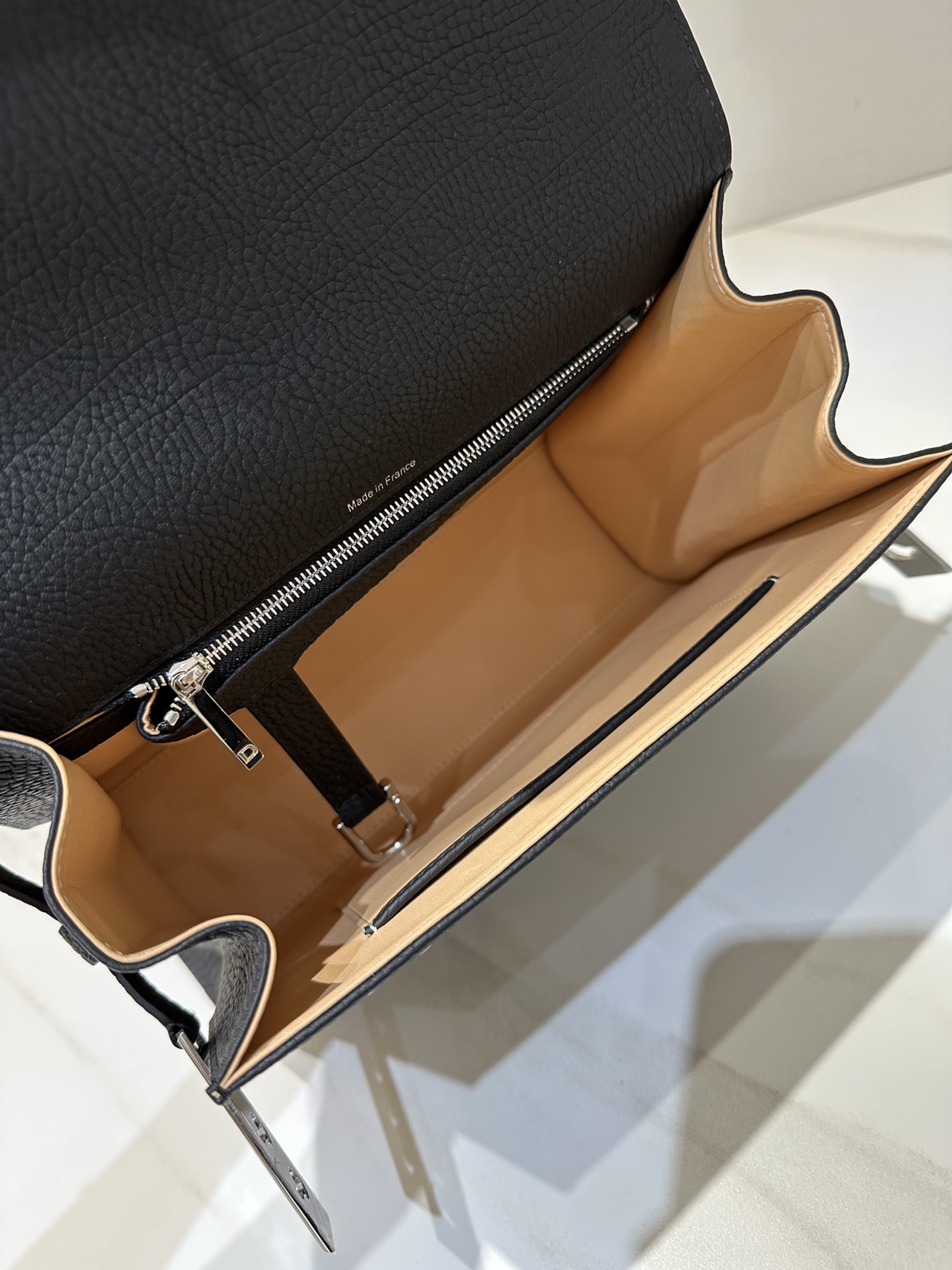 Delvaux Tempete MM cow neck leather Belgian 🇧🇪 Royal brand With matching shoulder strap, mirror and small pendant. Sheepskin lining Size: 28 3 Delvaux Tempete MM cow neck leather Belgian 🇧🇪 Royal brand With matching shoulder strap, mirror and small pendant. Sheepskin lining Size: 28 - Image 3