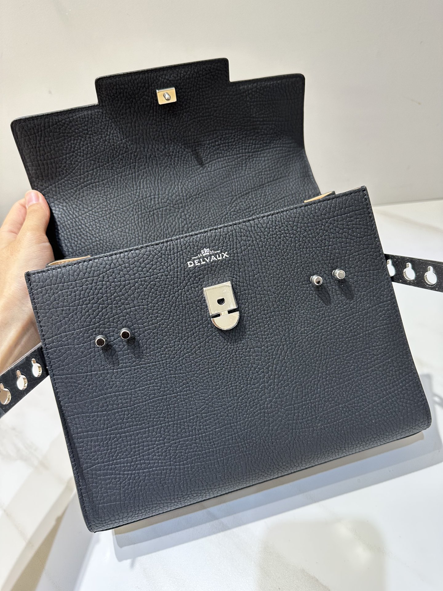 Delvaux Tempete MM cow neck leather Belgian 🇧🇪 Royal brand With matching shoulder strap, mirror and small pendant. Sheepskin lining Size: 28 5 Delvaux Tempete MM cow neck leather Belgian 🇧🇪 Royal brand With matching shoulder strap, mirror and small pendant. Sheepskin lining Size: 28 - Image 5
