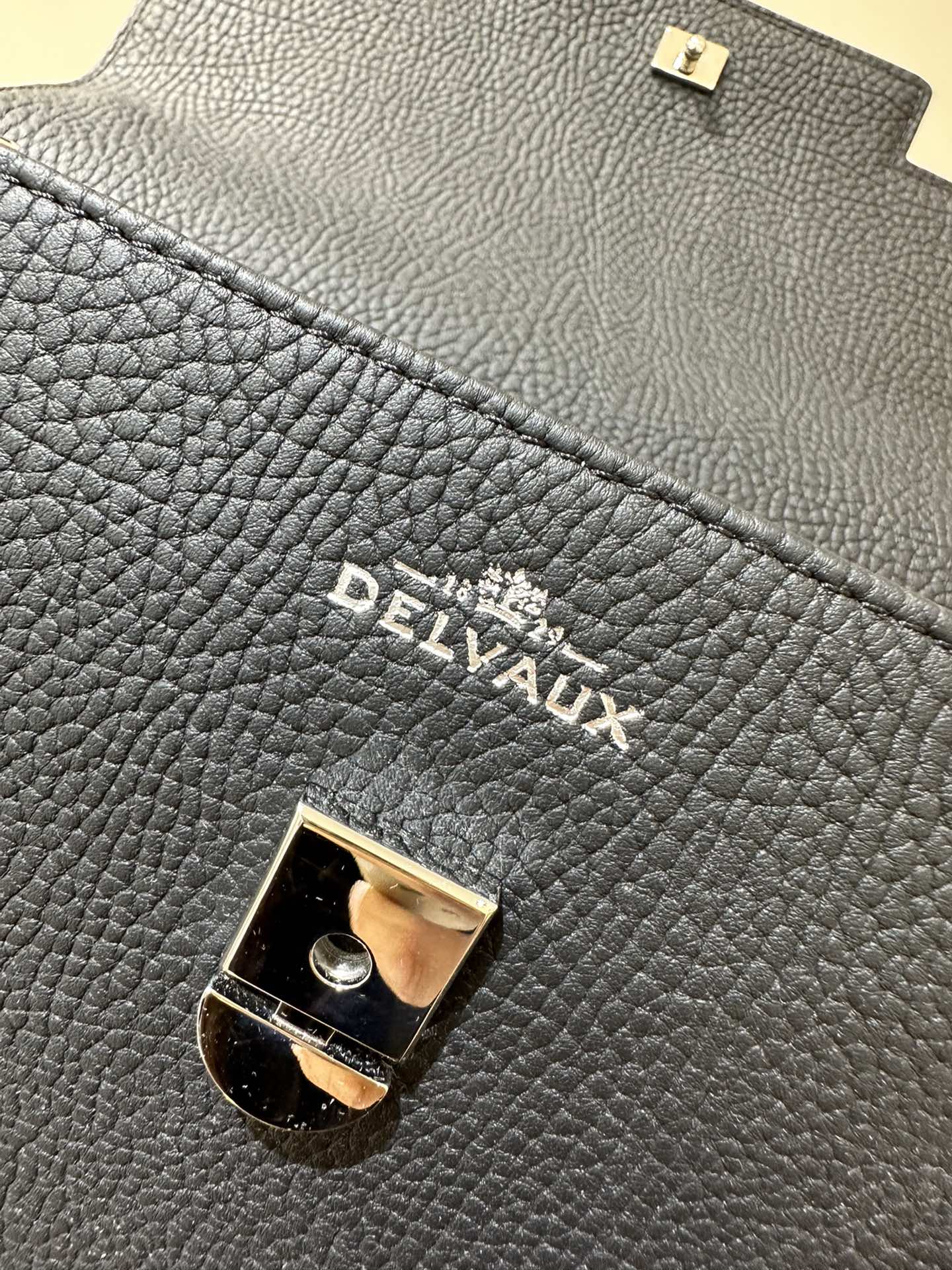 Delvaux Tempete MM cow neck leather Belgian 🇧🇪 Royal brand With matching shoulder strap, mirror and small pendant. Sheepskin lining Size: 28 4 Delvaux Tempete MM cow neck leather Belgian 🇧🇪 Royal brand With matching shoulder strap, mirror and small pendant. Sheepskin lining Size: 28 - Image 4