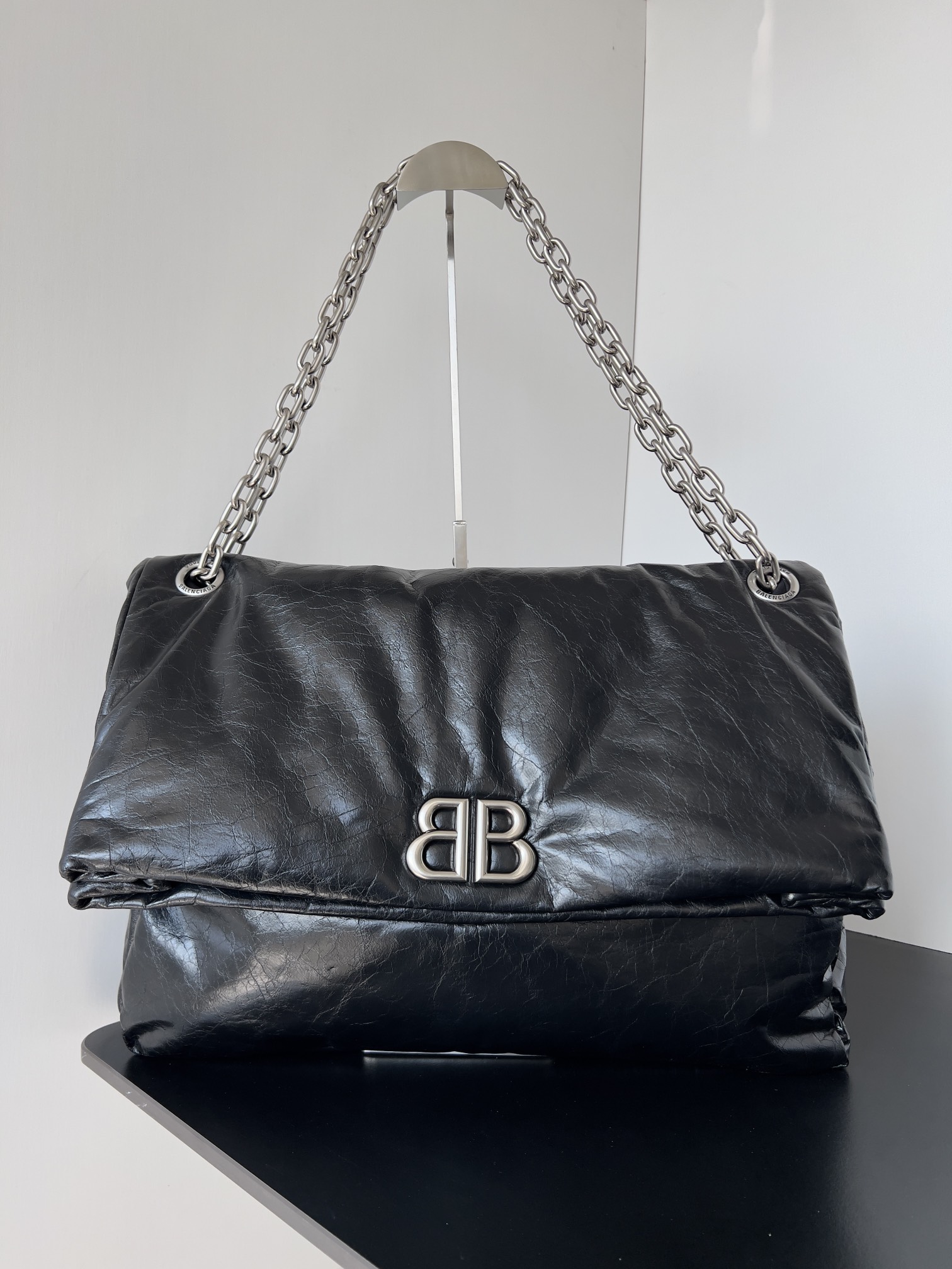 Balenciaga 𝐌𝐨𝐧𝐚𝐜𝐨 series The new model debuted at the Winter 23 Dimensions: L43.5 x H32 x W13 cm