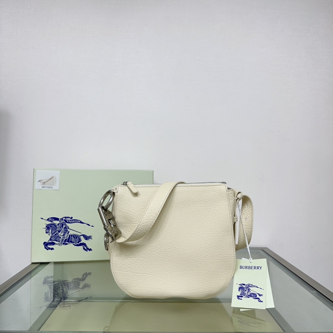 Burberry latest Knight War 🐎 bag 🎒 is made of grained calfskin fabric. The shoulder strap has The buckle, inspired by the Equestrian Knight logo (EKD), can be adjusted to create a shoulder Backpack and tote bag styles size: 24 x 8× 23cm 9 Burberry latest Knight War 🐎 bag 🎒 is made of grained calfskin fabric. The shoulder strap has The buckle, inspired by the Equestrian Knight logo (EKD), can be adjusted to create a shoulder Backpack and tote bag styles size: 24 x 8× 23cm - Image 9