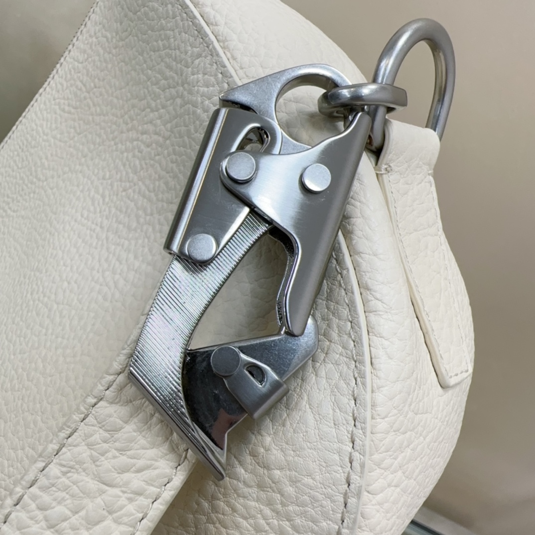 Burberry latest Knight War 🐎 bag 🎒 is made of grained calfskin fabric. The shoulder strap has The buckle, inspired by the Equestrian Knight logo (EKD), can be adjusted to create a shoulder Backpack and tote bag styles size: 24 x 8× 23cm 6 Burberry latest Knight War 🐎 bag 🎒 is made of grained calfskin fabric. The shoulder strap has The buckle, inspired by the Equestrian Knight logo (EKD), can be adjusted to create a shoulder Backpack and tote bag styles size: 24 x 8× 23cm - Image 6