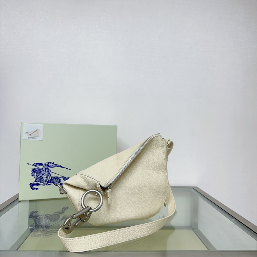 Burberry latest Knight War 🐎 bag 🎒 is made of grained calfskin fabric. The shoulder strap has The buckle, inspired by the Equestrian Knight logo (EKD), can be adjusted to create a shoulder Backpack and tote bag styles size: 24 x 8× 23cm 8 Burberry latest Knight War 🐎 bag 🎒 is made of grained calfskin fabric. The shoulder strap has The buckle, inspired by the Equestrian Knight logo (EKD), can be adjusted to create a shoulder Backpack and tote bag styles size: 24 x 8× 23cm - Image 8