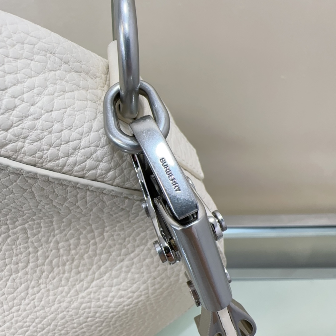 Burberry latest Knight War 🐎 bag 🎒 is made of grained calfskin fabric. The shoulder strap has The buckle, inspired by the Equestrian Knight logo (EKD), can be adjusted to create a shoulder Backpack and tote bag styles size: 24 x 8× 23cm 5 Burberry latest Knight War 🐎 bag 🎒 is made of grained calfskin fabric. The shoulder strap has The buckle, inspired by the Equestrian Knight logo (EKD), can be adjusted to create a shoulder Backpack and tote bag styles size: 24 x 8× 23cm - Image 5