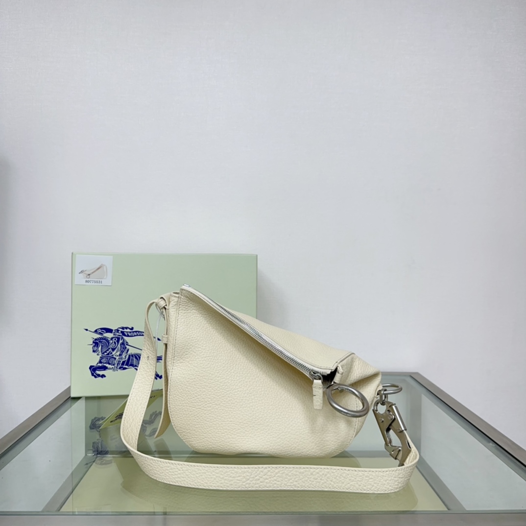 Burberry latest Knight War 🐎 bag 🎒 is made of grained calfskin fabric. The shoulder strap has The buckle, inspired by the Equestrian Knight logo (EKD), can be adjusted to create a shoulder Backpack and tote bag styles size: 24 x 8× 23cm 7 Burberry latest Knight War 🐎 bag 🎒 is made of grained calfskin fabric. The shoulder strap has The buckle, inspired by the Equestrian Knight logo (EKD), can be adjusted to create a shoulder Backpack and tote bag styles size: 24 x 8× 23cm - Image 7