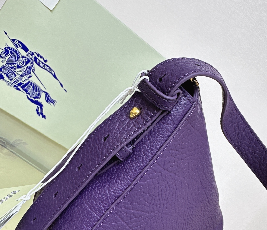 Burberry latest Knight War 🐎 bag 🎒 is made of grained calfskin fabric. The shoulder strap has The buckle, inspired by the Equestrian Knight logo (EKD), can be adjusted to create a shoulder Backpack and tote bag styles size: 24 x 8× 23cm 8 Burberry latest Knight War 🐎 bag 🎒 is made of grained calfskin fabric. The shoulder strap has The buckle, inspired by the Equestrian Knight logo (EKD), can be adjusted to create a shoulder Backpack and tote bag styles size: 24 x 8× 23cm - Image 8