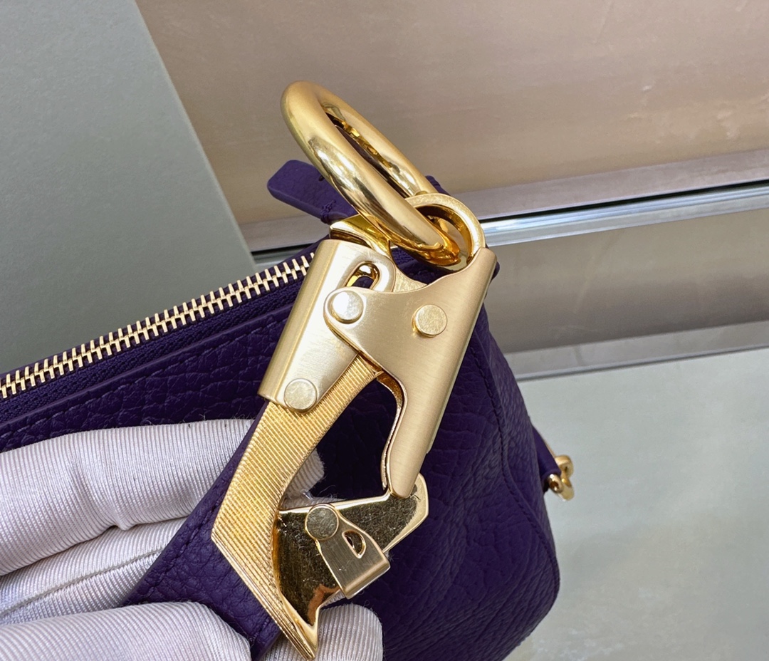 Burberry latest Knight War 🐎 bag 🎒 is made of grained calfskin fabric. The shoulder strap has The buckle, inspired by the Equestrian Knight logo (EKD), can be adjusted to create a shoulder Backpack and tote bag styles size: 24 x 8× 23cm 7 Burberry latest Knight War 🐎 bag 🎒 is made of grained calfskin fabric. The shoulder strap has The buckle, inspired by the Equestrian Knight logo (EKD), can be adjusted to create a shoulder Backpack and tote bag styles size: 24 x 8× 23cm - Image 7