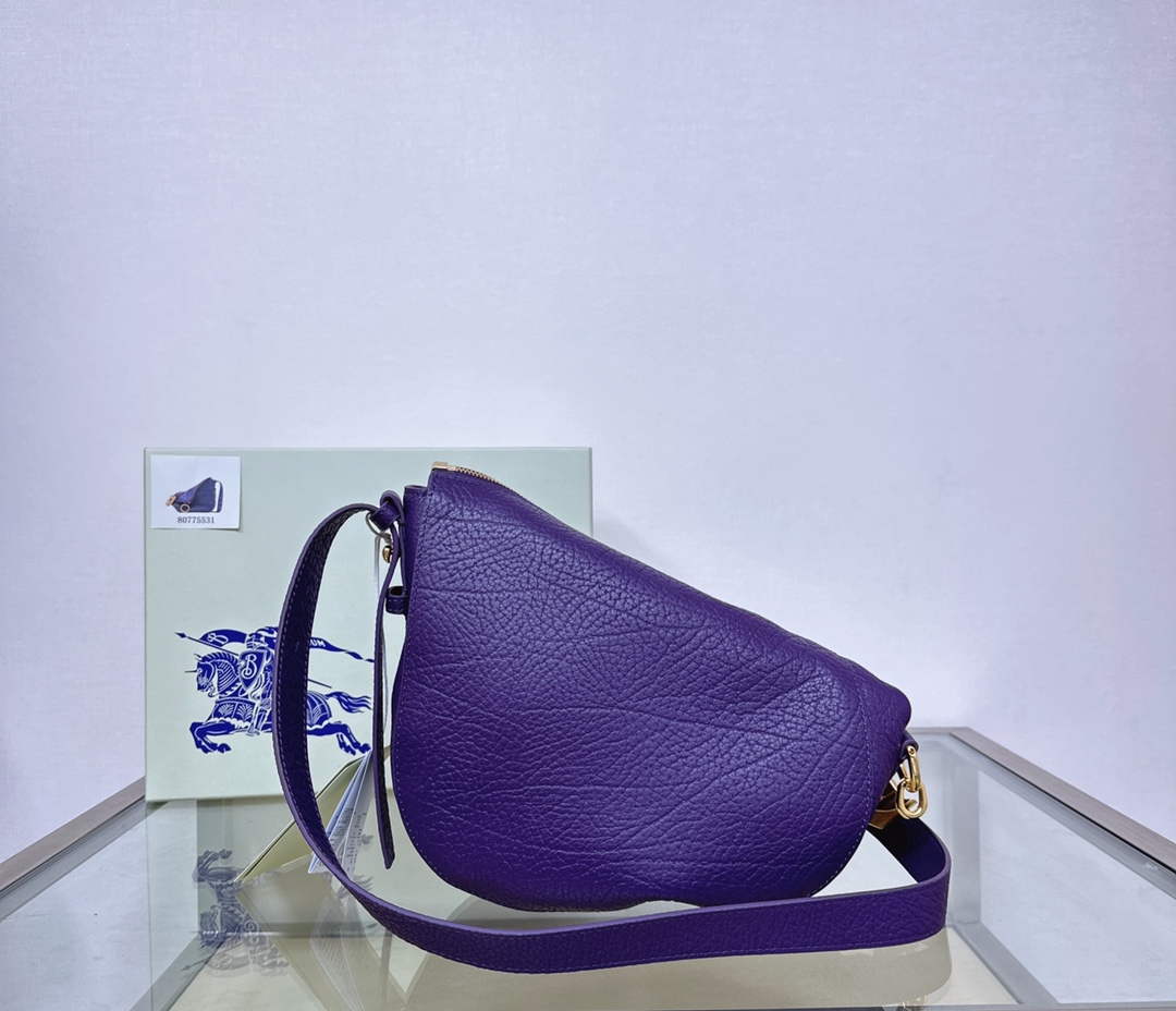 Burberry latest Knight War 🐎 bag 🎒 is made of grained calfskin fabric. The shoulder strap has The buckle, inspired by the Equestrian Knight logo (EKD), can be adjusted to create a shoulder Backpack and tote bag styles size: 24 x 8× 23cm 9 Burberry latest Knight War 🐎 bag 🎒 is made of grained calfskin fabric. The shoulder strap has The buckle, inspired by the Equestrian Knight logo (EKD), can be adjusted to create a shoulder Backpack and tote bag styles size: 24 x 8× 23cm - Image 9