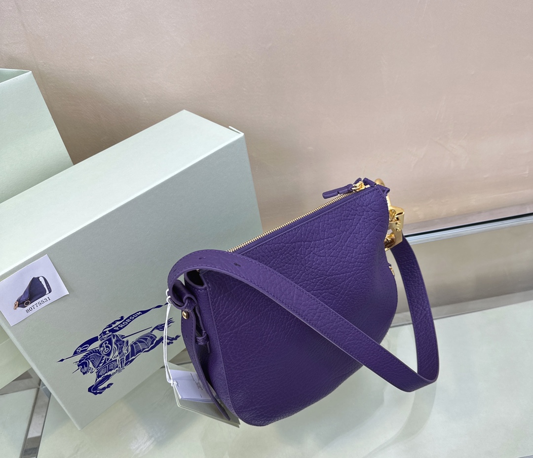 Burberry latest Knight War 🐎 bag 🎒 is made of grained calfskin fabric. The shoulder strap has The buckle, inspired by the Equestrian Knight logo (EKD), can be adjusted to create a shoulder Backpack and tote bag styles size: 24 x 8× 23cm 6 Burberry latest Knight War 🐎 bag 🎒 is made of grained calfskin fabric. The shoulder strap has The buckle, inspired by the Equestrian Knight logo (EKD), can be adjusted to create a shoulder Backpack and tote bag styles size: 24 x 8× 23cm - Image 6