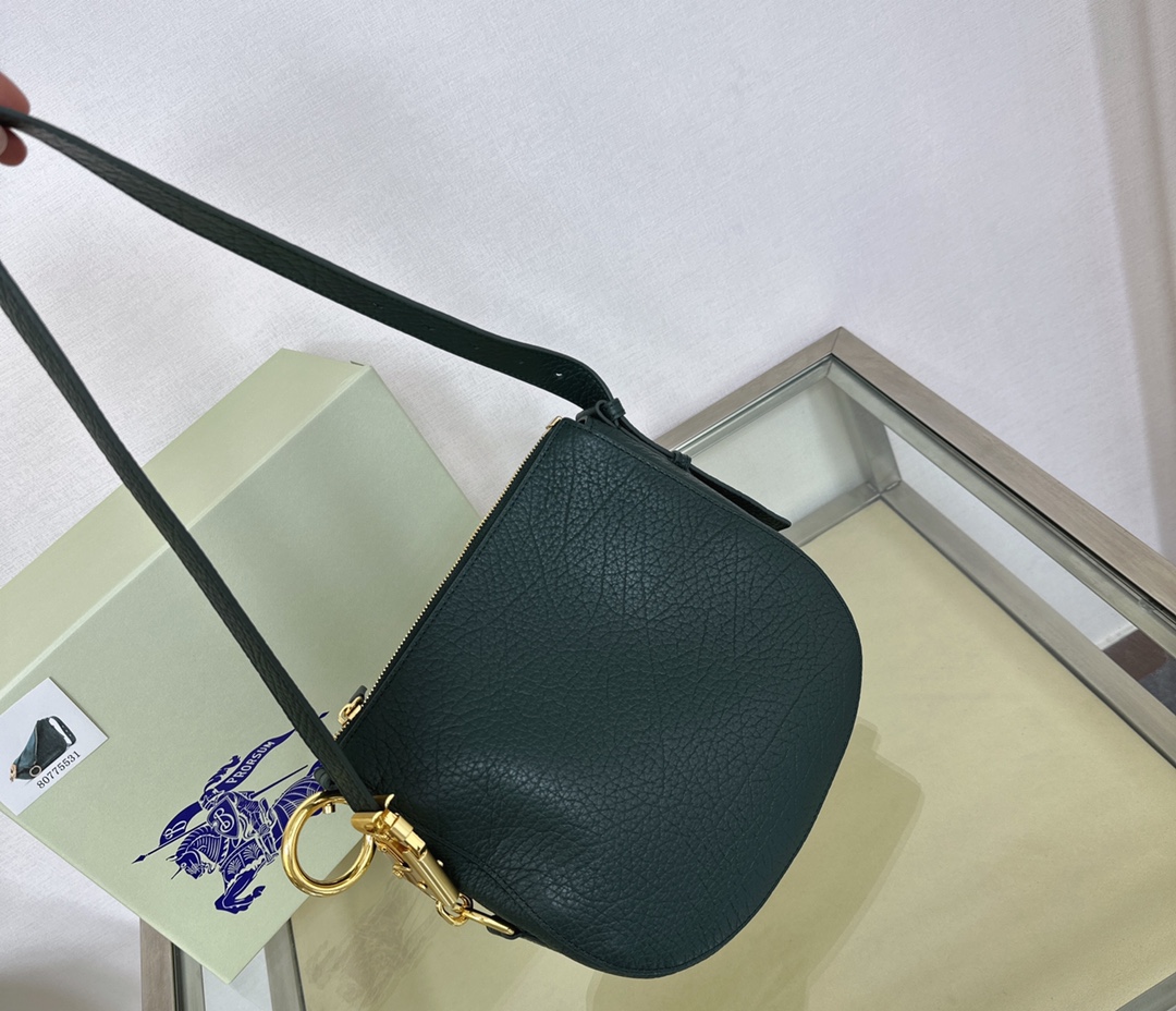 Burberry latest Knight War 🐎 bag 🎒 is made of grained calfskin fabric. The shoulder strap has The buckle, inspired by the Equestrian Knight logo (EKD), can be adjusted to create a shoulder Backpack and tote bag styles size: 24 x 8× 23cm 6 Burberry latest Knight War 🐎 bag 🎒 is made of grained calfskin fabric. The shoulder strap has The buckle, inspired by the Equestrian Knight logo (EKD), can be adjusted to create a shoulder Backpack and tote bag styles size: 24 x 8× 23cm - Image 6