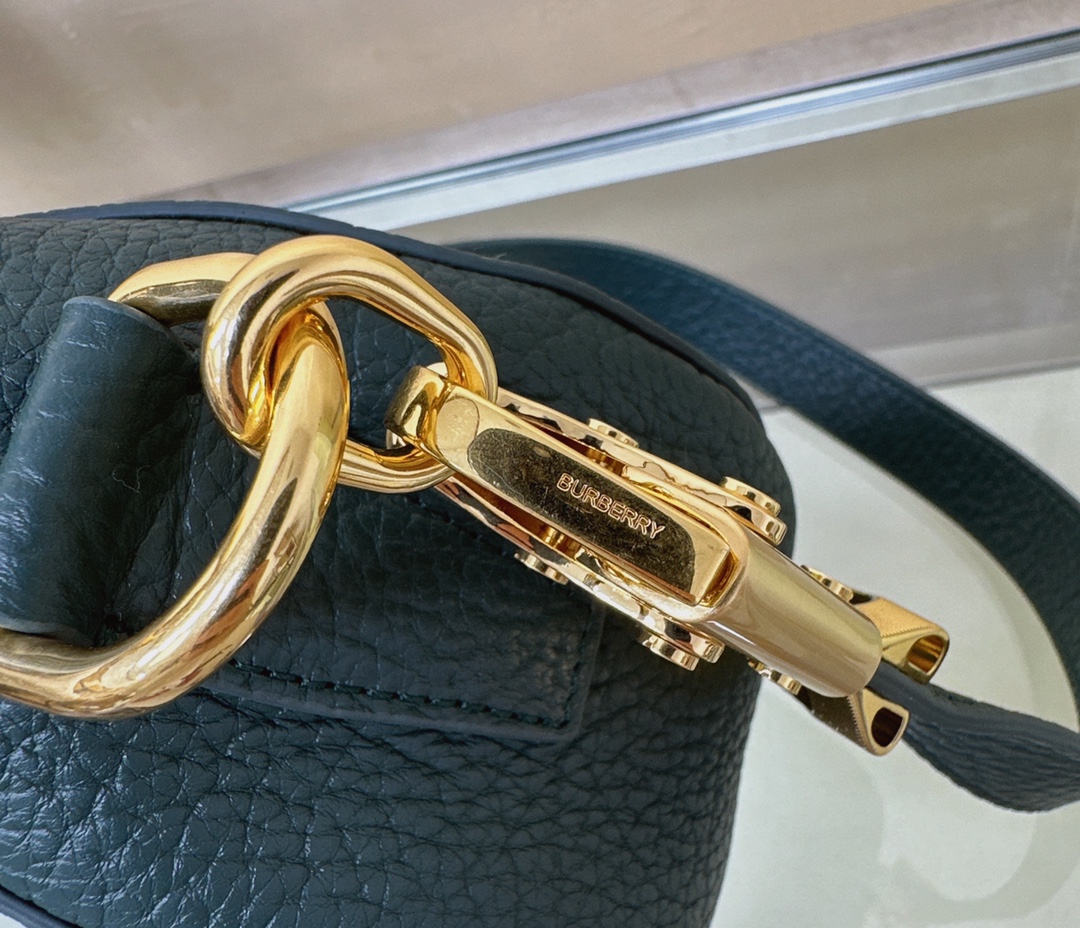Burberry latest Knight War 🐎 bag 🎒 is made of grained calfskin fabric. The shoulder strap has The buckle, inspired by the Equestrian Knight logo (EKD), can be adjusted to create a shoulder Backpack and tote bag styles size: 24 x 8× 23cm 3 Burberry latest Knight War 🐎 bag 🎒 is made of grained calfskin fabric. The shoulder strap has The buckle, inspired by the Equestrian Knight logo (EKD), can be adjusted to create a shoulder Backpack and tote bag styles size: 24 x 8× 23cm - Image 3