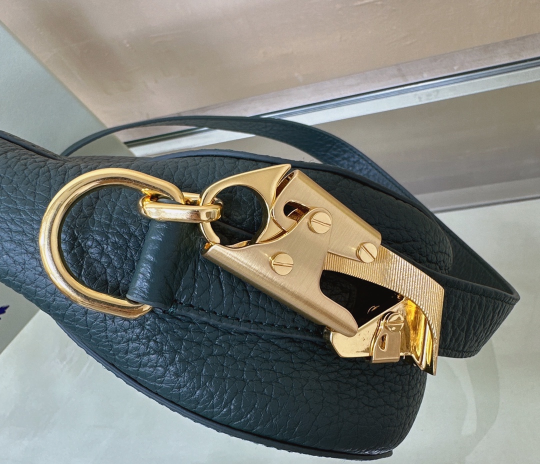 Burberry latest Knight War 🐎 bag 🎒 is made of grained calfskin fabric. The shoulder strap has The buckle, inspired by the Equestrian Knight logo (EKD), can be adjusted to create a shoulder Backpack and tote bag styles size: 24 x 8× 23cm 4 Burberry latest Knight War 🐎 bag 🎒 is made of grained calfskin fabric. The shoulder strap has The buckle, inspired by the Equestrian Knight logo (EKD), can be adjusted to create a shoulder Backpack and tote bag styles size: 24 x 8× 23cm - Image 4