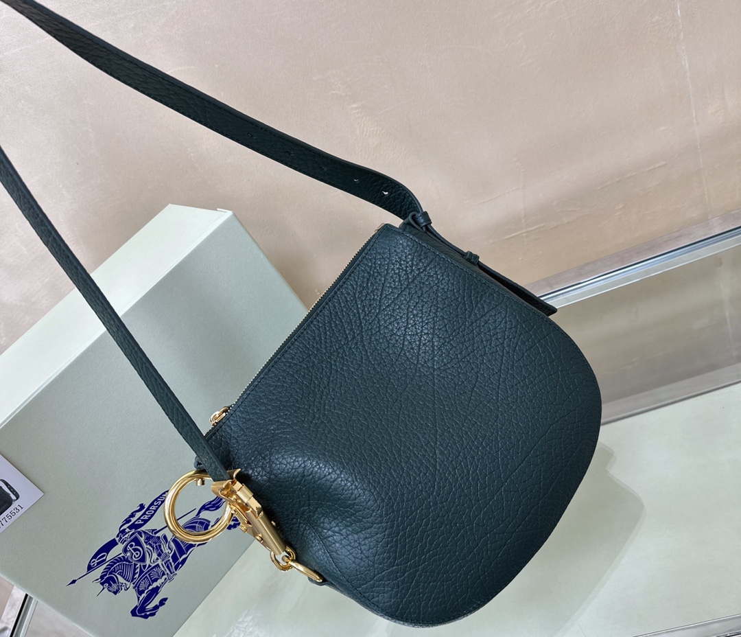 Burberry latest Knight War 🐎 bag 🎒 is made of grained calfskin fabric. The shoulder strap has The buckle, inspired by the Equestrian Knight logo (EKD), can be adjusted to create a shoulder Backpack and tote bag styles size: 24 x 8× 23cm 5 Burberry latest Knight War 🐎 bag 🎒 is made of grained calfskin fabric. The shoulder strap has The buckle, inspired by the Equestrian Knight logo (EKD), can be adjusted to create a shoulder Backpack and tote bag styles size: 24 x 8× 23cm - Image 5