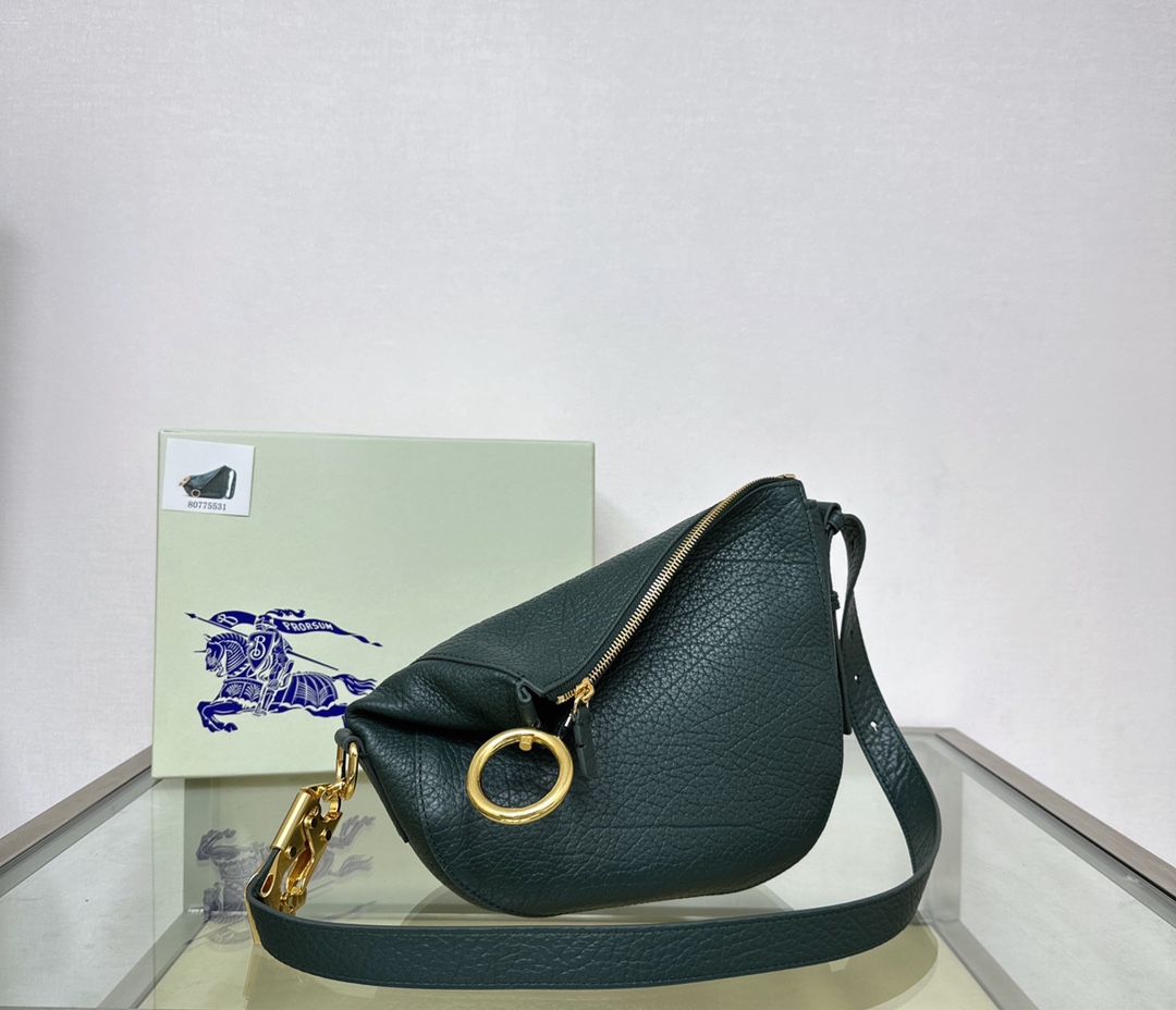 Burberry latest Knight War 🐎 bag 🎒 is made of grained calfskin fabric. The shoulder strap has The buckle, inspired by the Equestrian Knight logo (EKD), can be adjusted to create a shoulder Backpack and tote bag styles size: 24 x 8× 23cm 8 Burberry latest Knight War 🐎 bag 🎒 is made of grained calfskin fabric. The shoulder strap has The buckle, inspired by the Equestrian Knight logo (EKD), can be adjusted to create a shoulder Backpack and tote bag styles size: 24 x 8× 23cm - Image 8