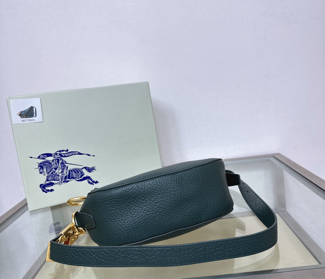 Burberry latest Knight War 🐎 bag 🎒 is made of grained calfskin fabric. The shoulder strap has The buckle, inspired by the Equestrian Knight logo (EKD), can be adjusted to create a shoulder Backpack and tote bag styles size: 24 x 8× 23cm 7 Burberry latest Knight War 🐎 bag 🎒 is made of grained calfskin fabric. The shoulder strap has The buckle, inspired by the Equestrian Knight logo (EKD), can be adjusted to create a shoulder Backpack and tote bag styles size: 24 x 8× 23cm - Image 7