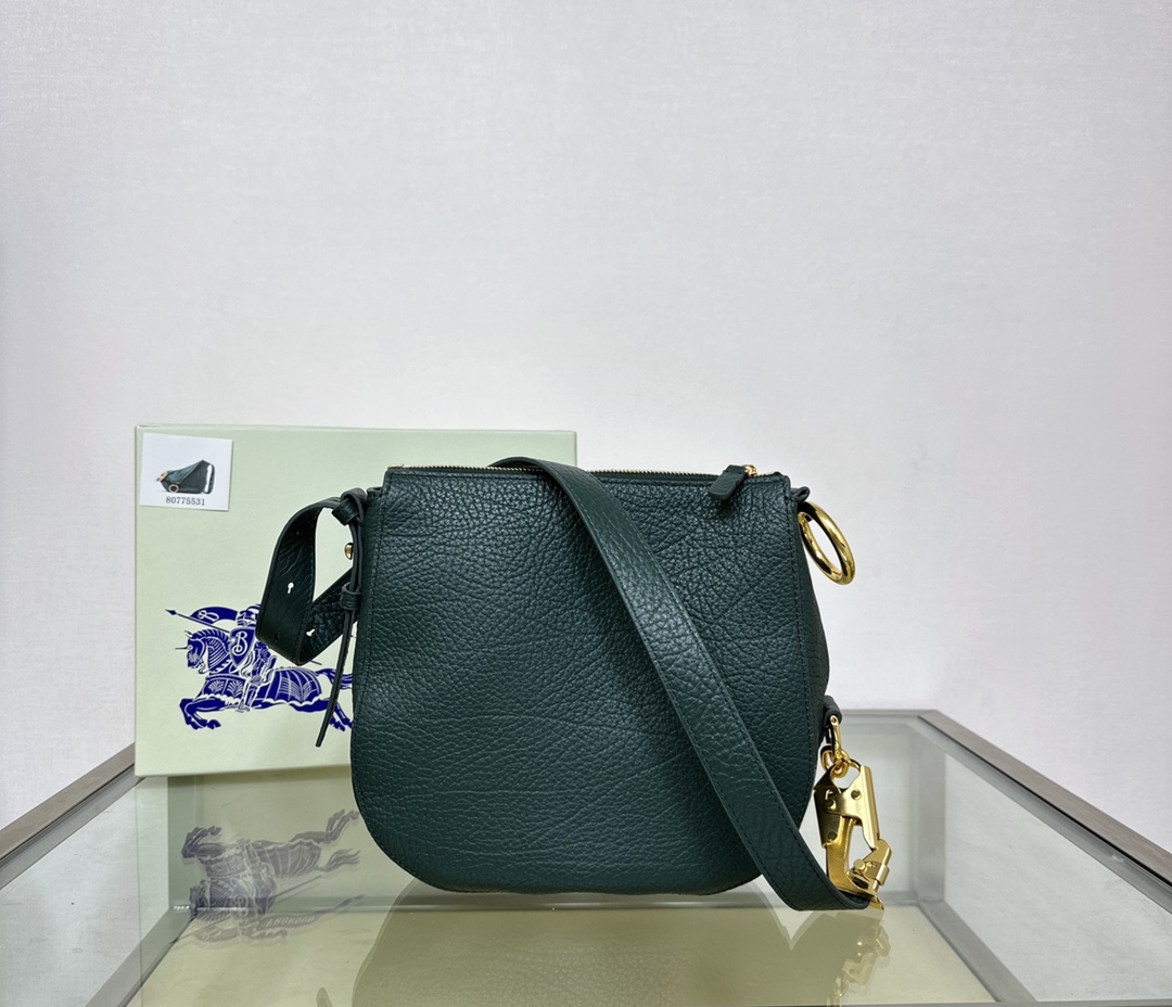 Burberry latest Knight War 🐎 bag 🎒 is made of grained calfskin fabric. The shoulder strap has The buckle, inspired by the Equestrian Knight logo (EKD), can be adjusted to create a shoulder Backpack and tote bag styles size: 24 x 8× 23cm 9 Burberry latest Knight War 🐎 bag 🎒 is made of grained calfskin fabric. The shoulder strap has The buckle, inspired by the Equestrian Knight logo (EKD), can be adjusted to create a shoulder Backpack and tote bag styles size: 24 x 8× 23cm - Image 9