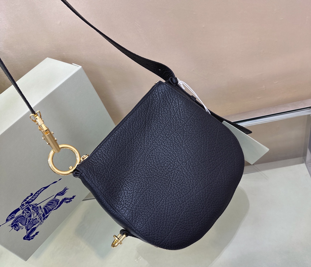 Burberry latest Knight War 🐎 bag 🎒 is made of grained calfskin fabric. The shoulder strap has The buckle, inspired by the Equestrian Knight logo (EKD), can be adjusted to create a shoulder size: 24 x 8× 23cm 7 Burberry latest Knight War 🐎 bag 🎒 is made of grained calfskin fabric. The shoulder strap has The buckle, inspired by the Equestrian Knight logo (EKD), can be adjusted to create a shoulder size: 24 x 8× 23cm - Image 7