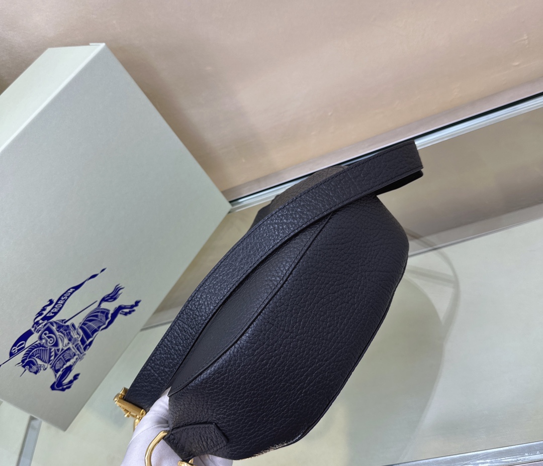 Burberry latest Knight War 🐎 bag 🎒 is made of grained calfskin fabric. The shoulder strap has The buckle, inspired by the Equestrian Knight logo (EKD), can be adjusted to create a shoulder size: 24 x 8× 23cm 3 Burberry latest Knight War 🐎 bag 🎒 is made of grained calfskin fabric. The shoulder strap has The buckle, inspired by the Equestrian Knight logo (EKD), can be adjusted to create a shoulder size: 24 x 8× 23cm - Image 3