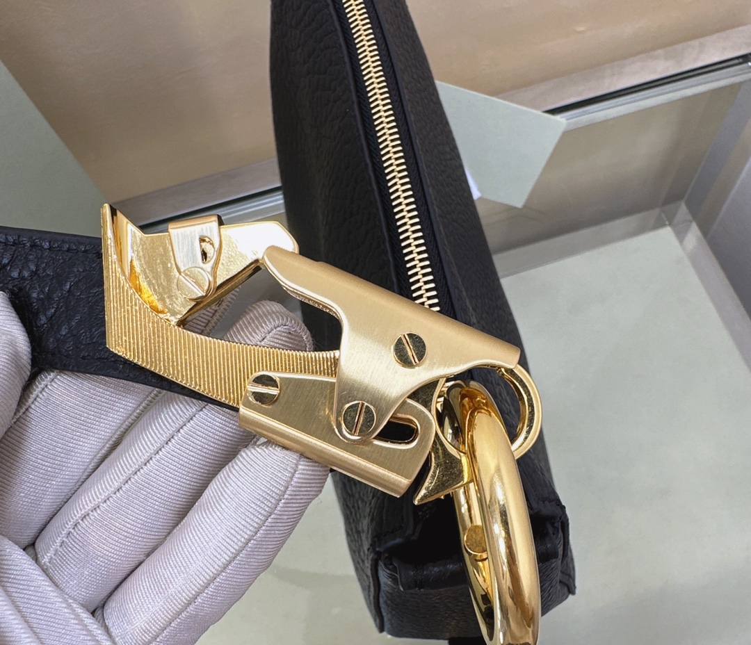 Burberry latest Knight War 🐎 bag 🎒 is made of grained calfskin fabric. The shoulder strap has The buckle, inspired by the Equestrian Knight logo (EKD), can be adjusted to create a shoulder size: 24 x 8× 23cm 6 Burberry latest Knight War 🐎 bag 🎒 is made of grained calfskin fabric. The shoulder strap has The buckle, inspired by the Equestrian Knight logo (EKD), can be adjusted to create a shoulder size: 24 x 8× 23cm - Image 6