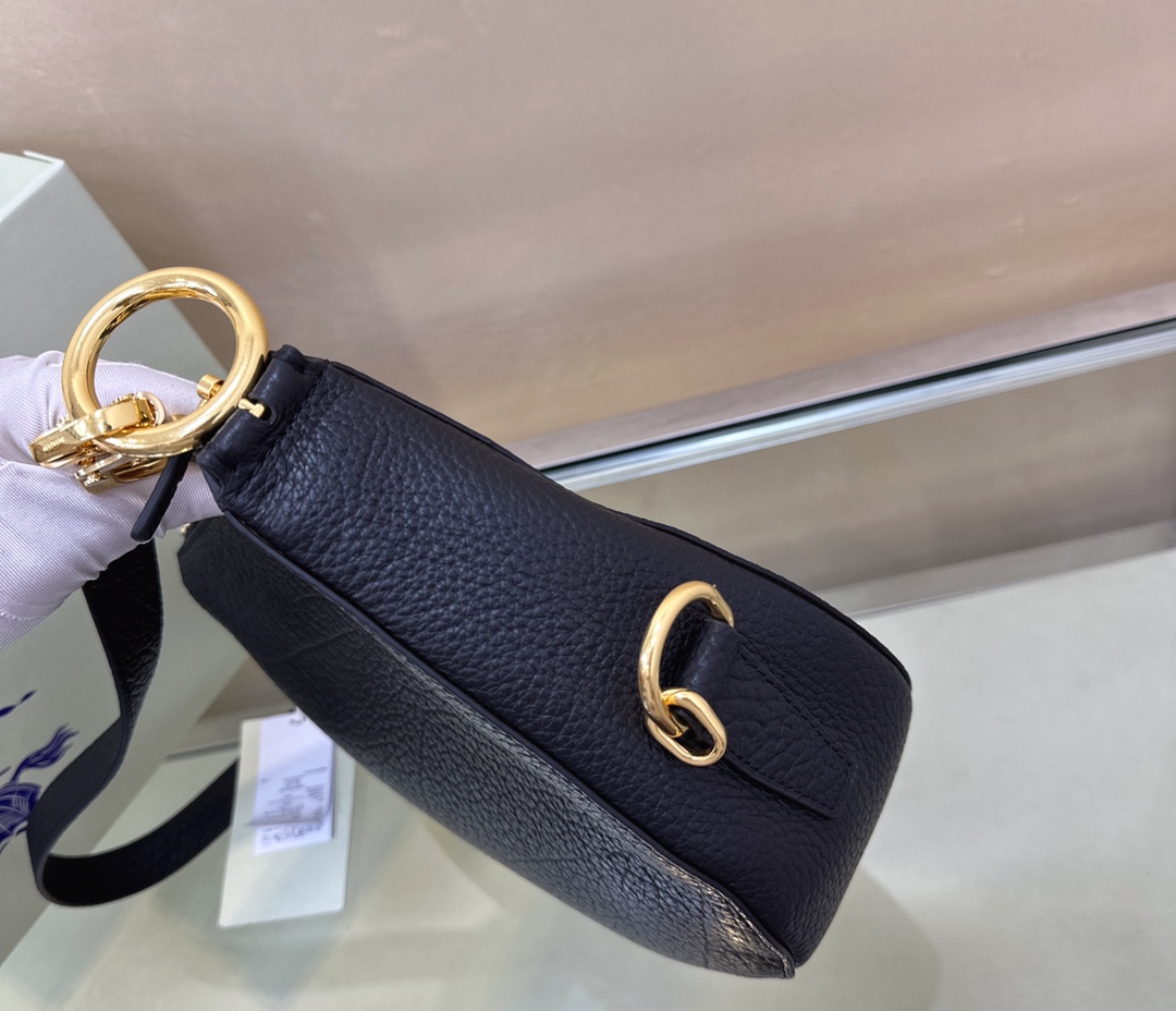 Burberry latest Knight War 🐎 bag 🎒 is made of grained calfskin fabric. The shoulder strap has The buckle, inspired by the Equestrian Knight logo (EKD), can be adjusted to create a shoulder size: 24 x 8× 23cm 5 Burberry latest Knight War 🐎 bag 🎒 is made of grained calfskin fabric. The shoulder strap has The buckle, inspired by the Equestrian Knight logo (EKD), can be adjusted to create a shoulder size: 24 x 8× 23cm - Image 5