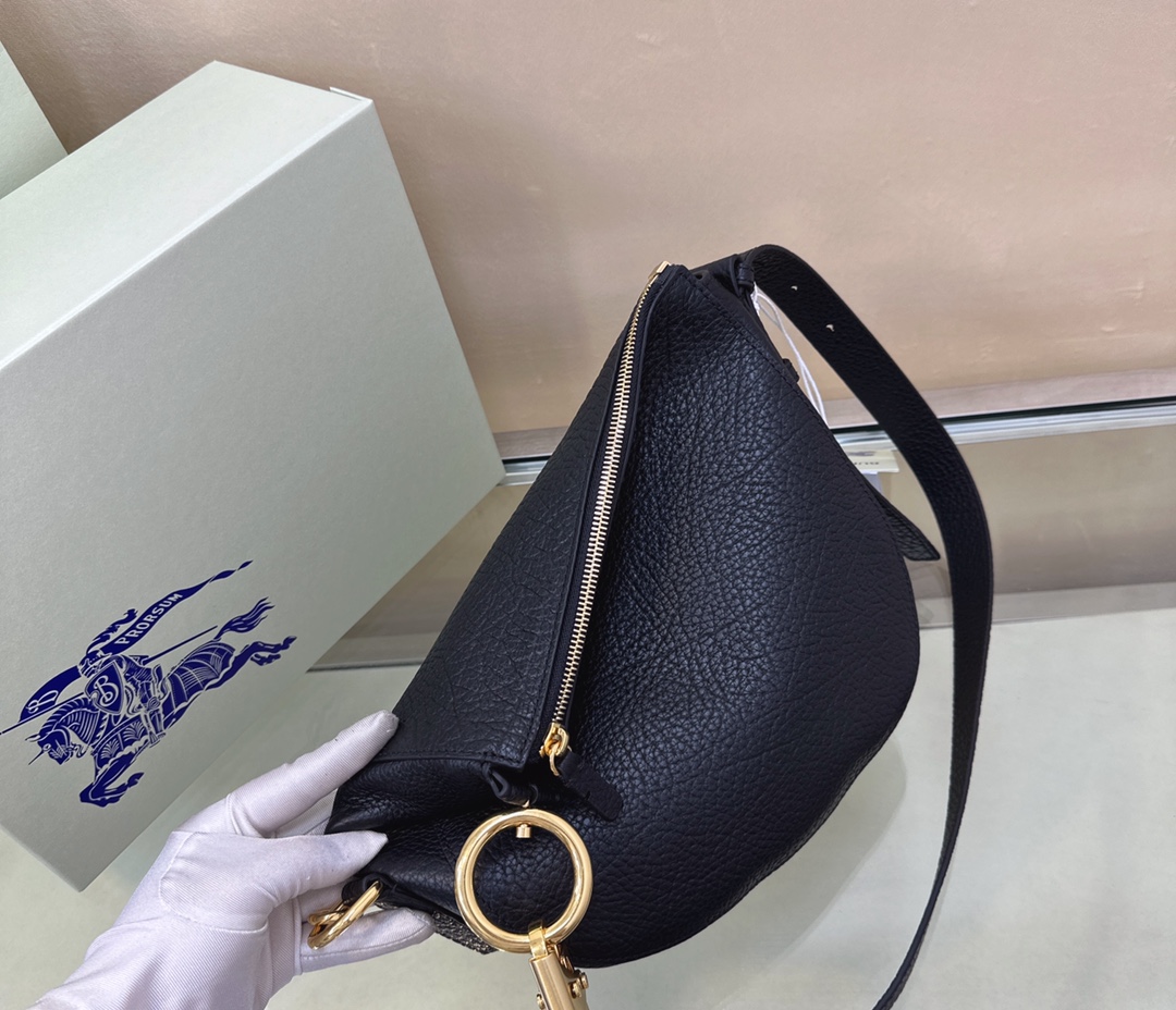 Burberry latest Knight War 🐎 bag 🎒 is made of grained calfskin fabric. The shoulder strap has The buckle, inspired by the Equestrian Knight logo (EKD), can be adjusted to create a shoulder size: 24 x 8× 23cm 4 Burberry latest Knight War 🐎 bag 🎒 is made of grained calfskin fabric. The shoulder strap has The buckle, inspired by the Equestrian Knight logo (EKD), can be adjusted to create a shoulder size: 24 x 8× 23cm - Image 4