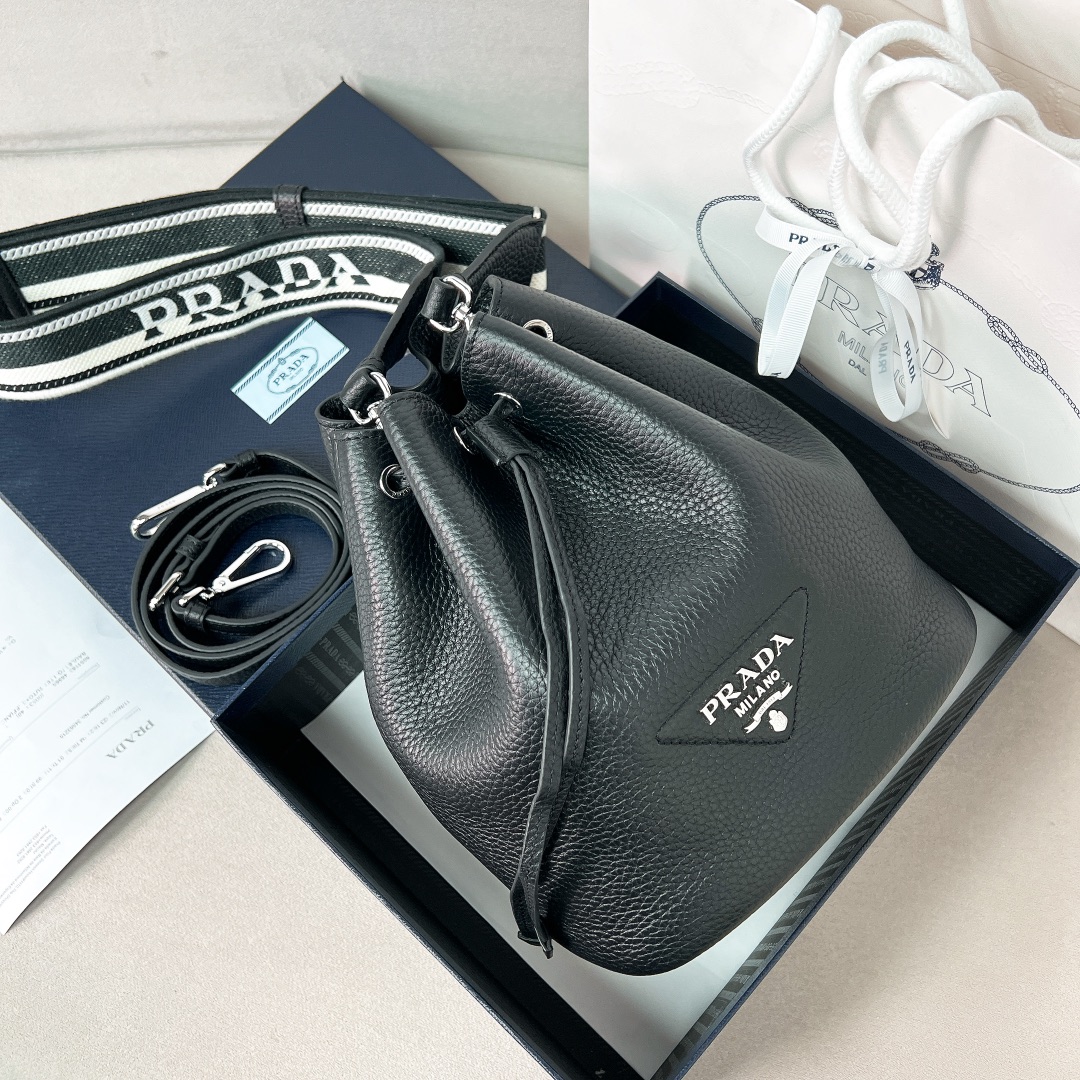 Prada 1BE060 Made from soft, pebbled calfskin 25*20*14cm