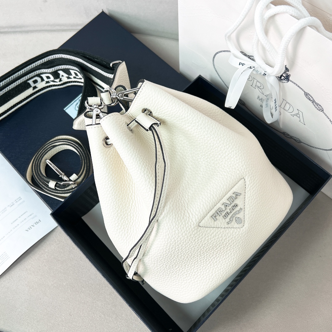 Prada BE060 Made from soft, pebbled calfskin 25*20*14cm