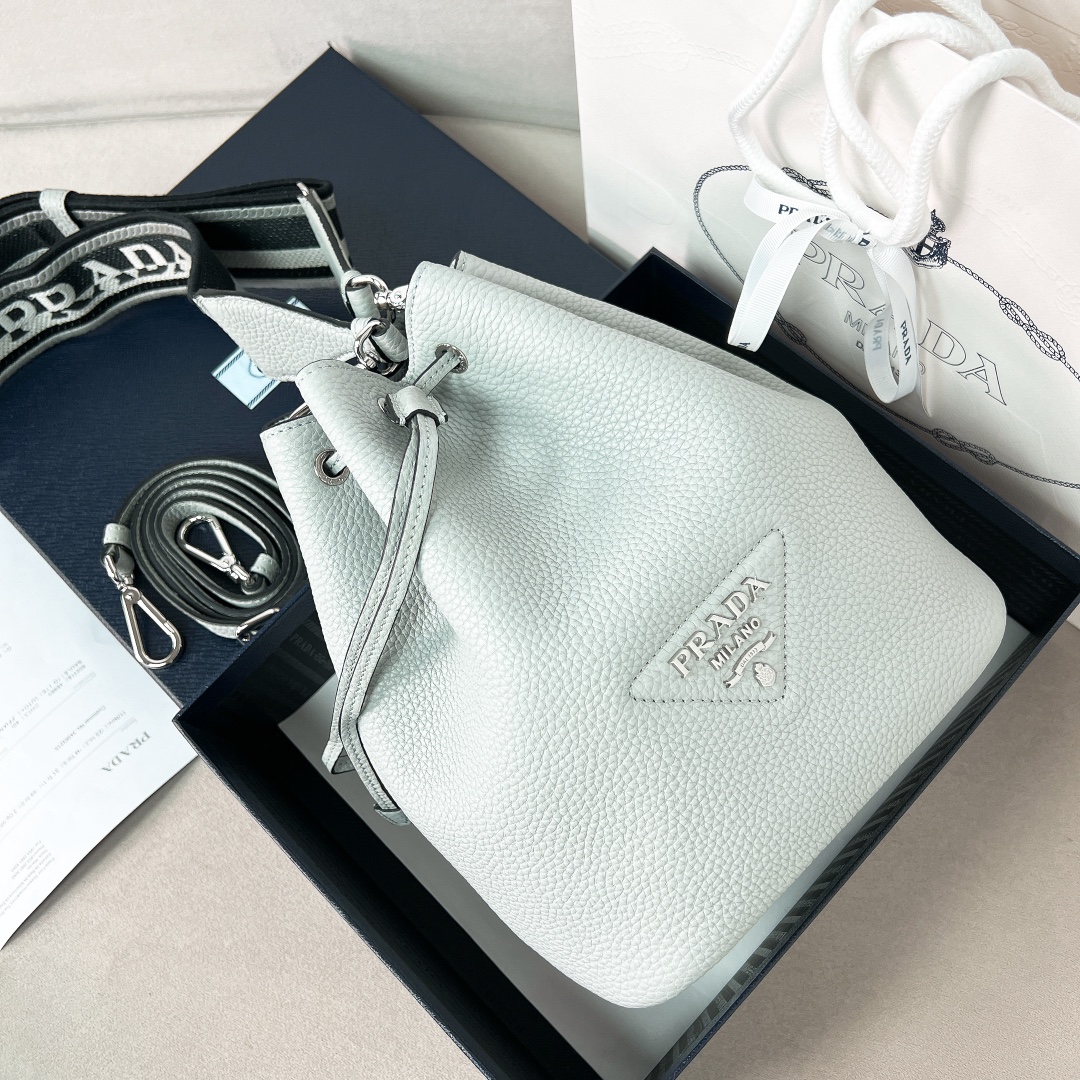Prada 1BE060 Made from soft, pebbled calfskin 25*20*14cm