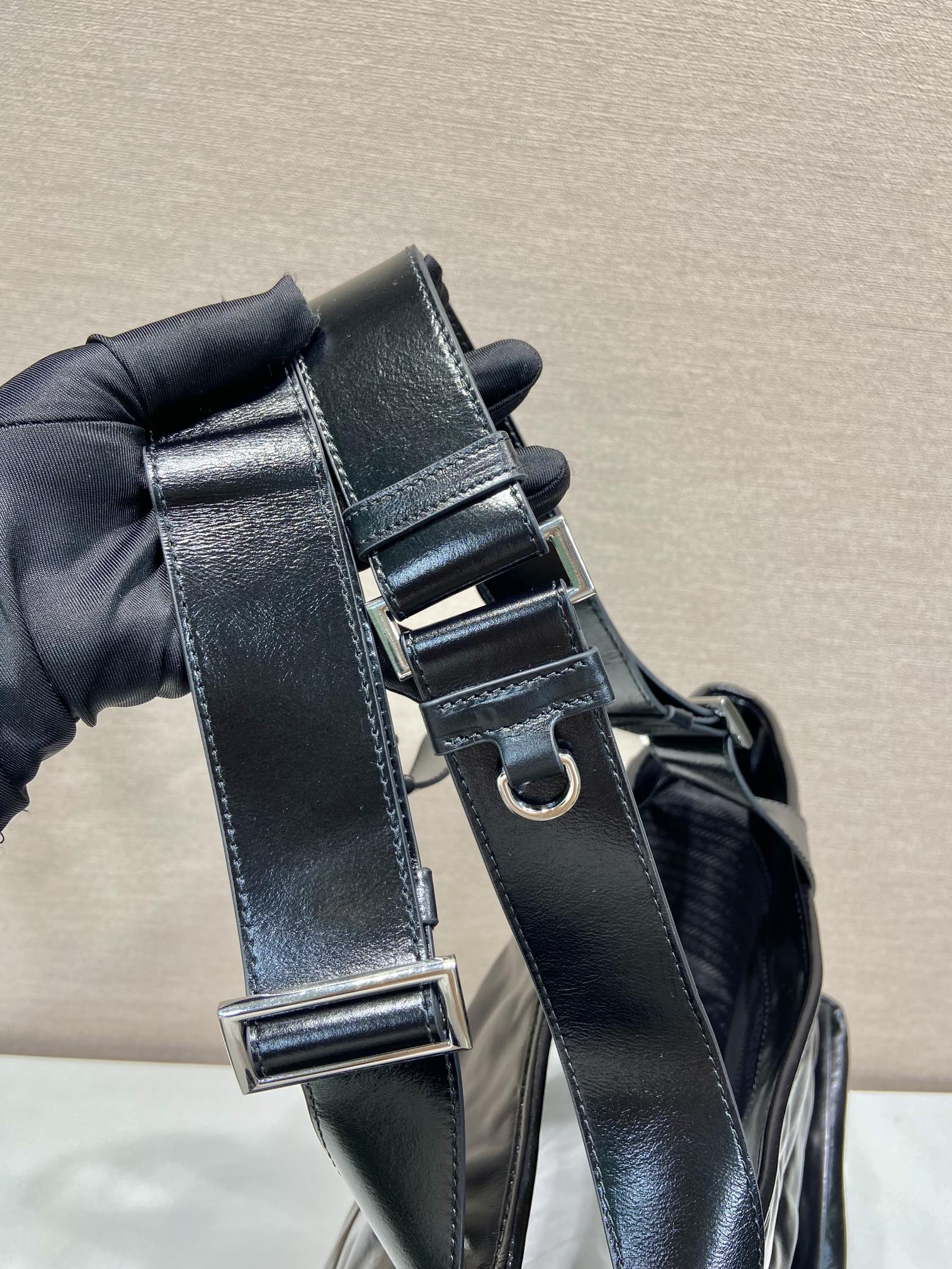 Prada 2VG120 Oil Wax Leather This tote bag is made of imported waxed leather Length 31.5x height 42.5x bottom 16cm 4 Prada 2VG120 Oil Wax Leather This tote bag is made of imported waxed leather Length 31.5x height 42.5x bottom 16cm - Image 4
