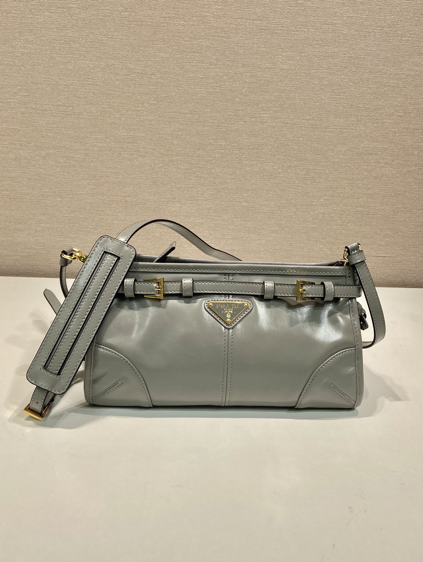 Prada BA215 messenger bag This crossbody bag is made of imported waxed leather