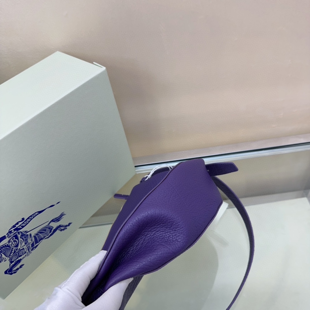 Burberry latest Knight War 🐎 bag 🎒 is made of grained calfskin fabric. The shoulder strap has The buckle, inspired by the Equestrian Knight logo (EKD), can be adjusted to create a shoulder Backpack and tote bag styles size: 24 x 8× 23cm 4 Burberry latest Knight War 🐎 bag 🎒 is made of grained calfskin fabric. The shoulder strap has The buckle, inspired by the Equestrian Knight logo (EKD), can be adjusted to create a shoulder Backpack and tote bag styles size: 24 x 8× 23cm - Image 4