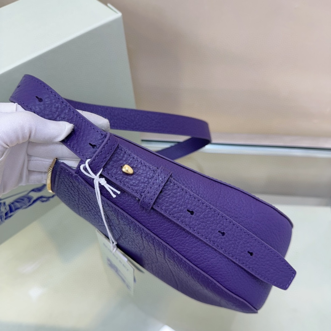 Burberry latest Knight War 🐎 bag 🎒 is made of grained calfskin fabric. The shoulder strap has The buckle, inspired by the Equestrian Knight logo (EKD), can be adjusted to create a shoulder Backpack and tote bag styles size: 24 x 8× 23cm 3 Burberry latest Knight War 🐎 bag 🎒 is made of grained calfskin fabric. The shoulder strap has The buckle, inspired by the Equestrian Knight logo (EKD), can be adjusted to create a shoulder Backpack and tote bag styles size: 24 x 8× 23cm - Image 3