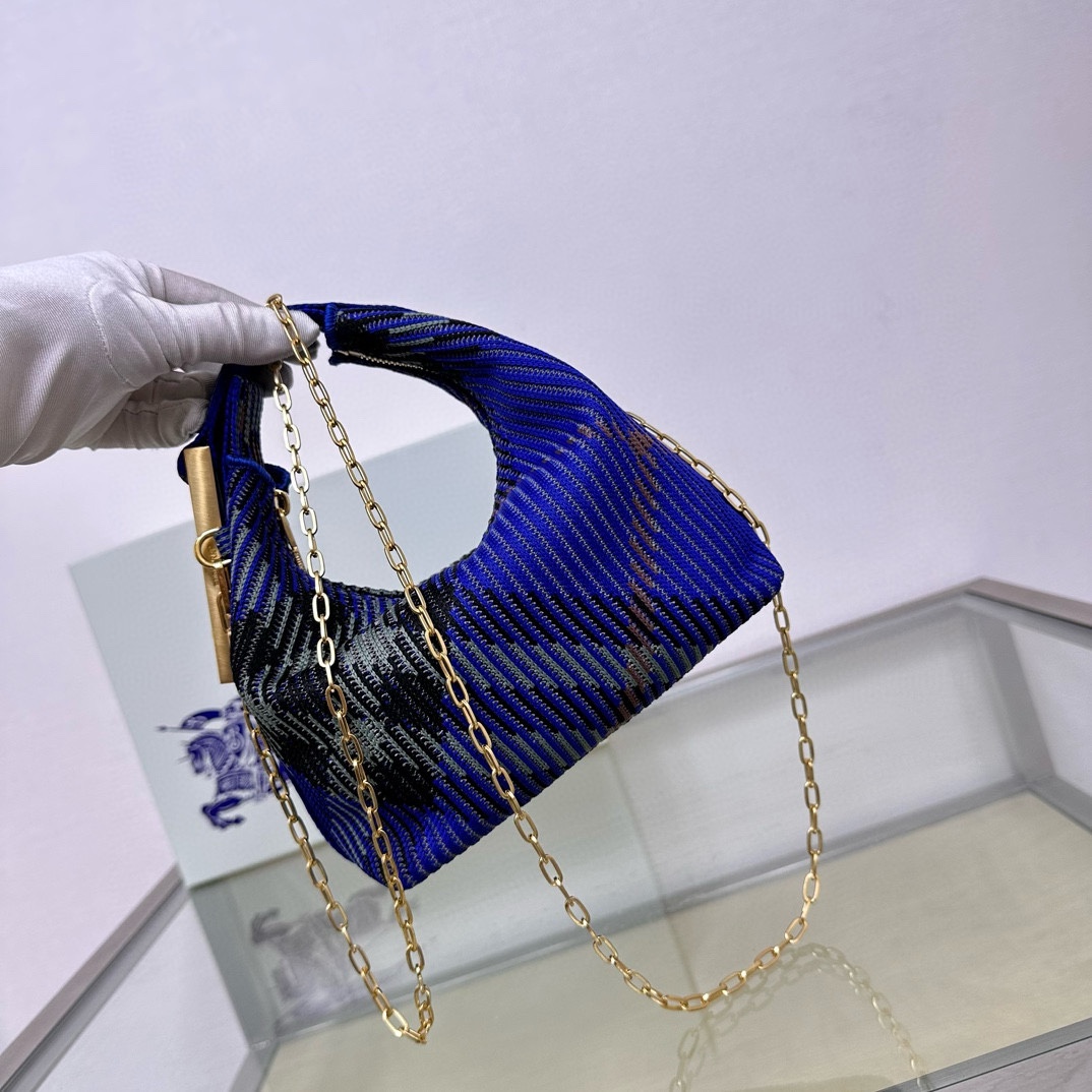 Burberry knitted in Italy and decorated with B's exclusive plaid. Lightweight and unlined size 16× 10x26cm 9 Burberry knitted in Italy and decorated with B's exclusive plaid. Lightweight and unlined size 16× 10x26cm - Image 9