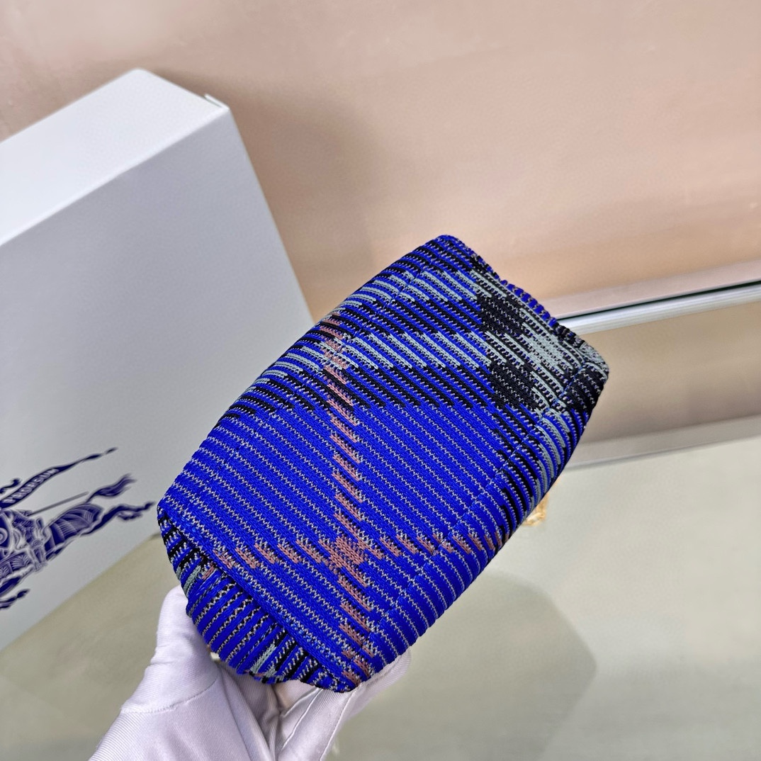 Burberry knitted in Italy and decorated with B's exclusive plaid. Lightweight and unlined size 16× 10x26cm 4 Burberry knitted in Italy and decorated with B's exclusive plaid. Lightweight and unlined size 16× 10x26cm - Image 4