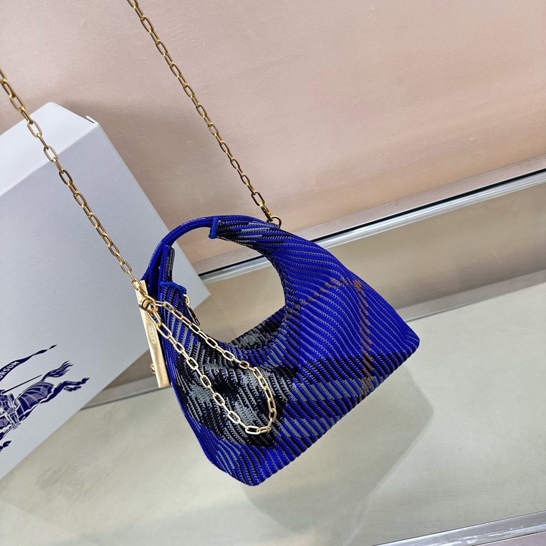 Burberry knitted in Italy and decorated with B's exclusive plaid. Lightweight and unlined size 16× 10x26cm 5 Burberry knitted in Italy and decorated with B's exclusive plaid. Lightweight and unlined size 16× 10x26cm - Image 5