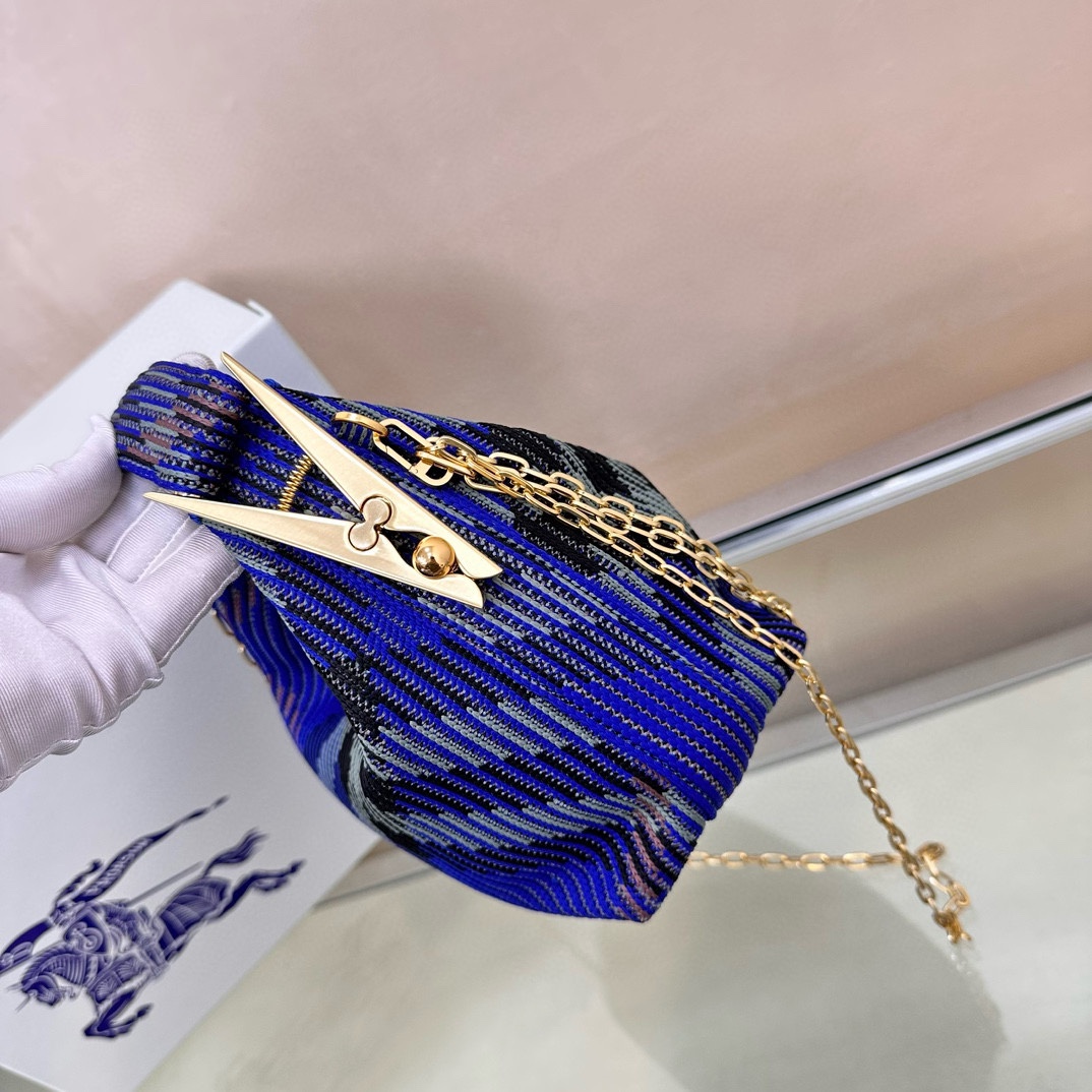 Burberry knitted in Italy and decorated with B's exclusive plaid. Lightweight and unlined size 16× 10x26cm 3 Burberry knitted in Italy and decorated with B's exclusive plaid. Lightweight and unlined size 16× 10x26cm - Image 3