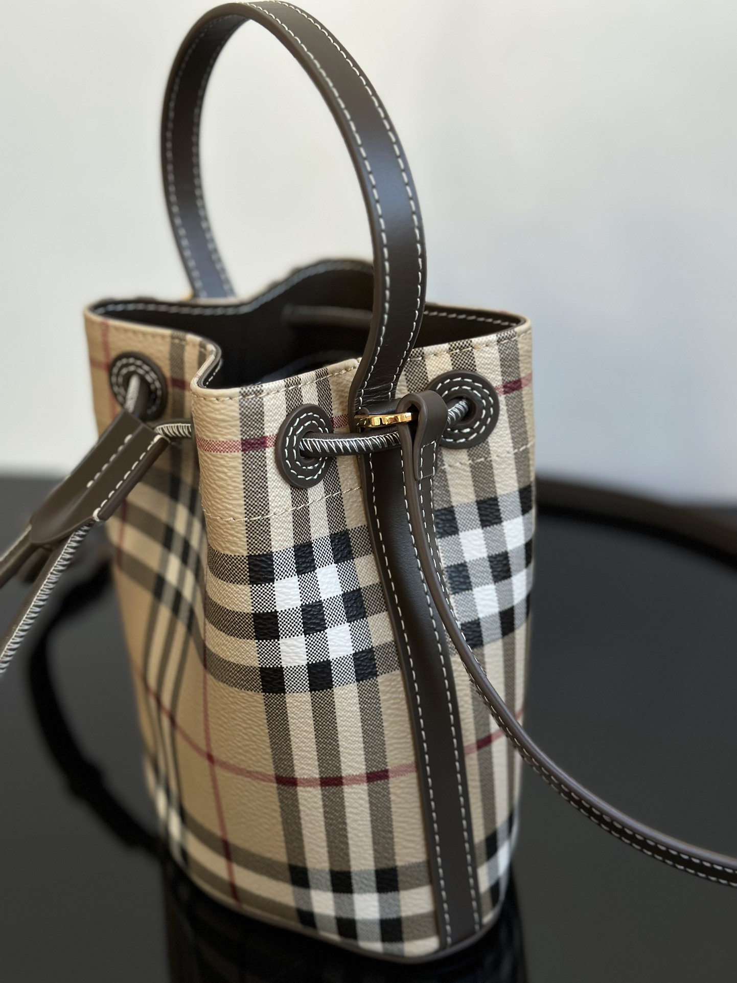 Burberry 24 new color matching small fortune bucket, compared with the previous one, the metal letter logo is removed 14 Burberry 24 new color matching small fortune bucket, compared with the previous one, the metal letter logo is removed - Image 14