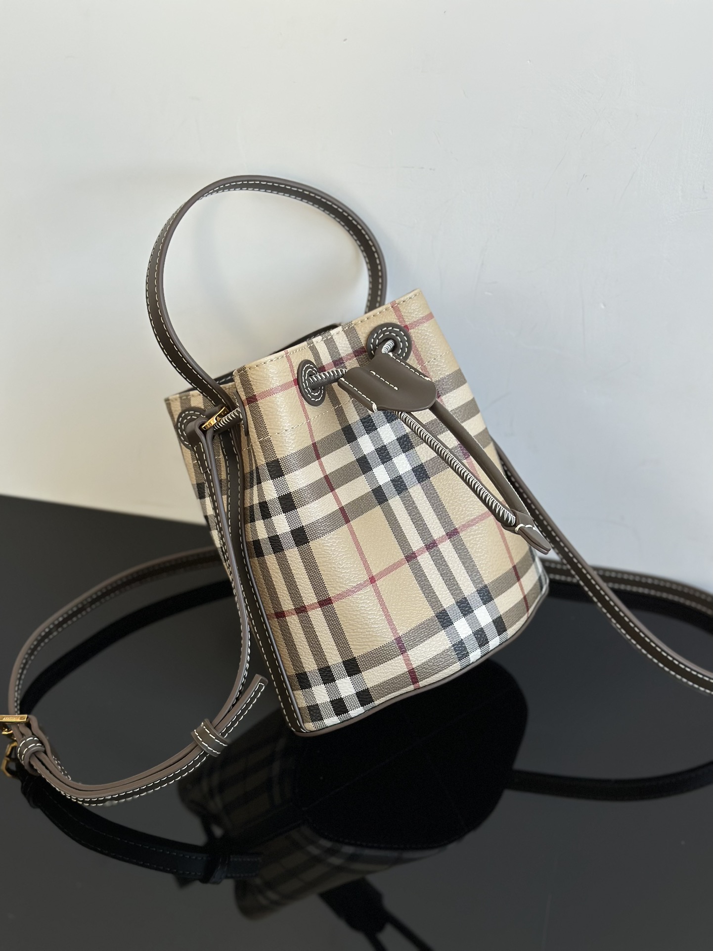 Burberry 24 new color matching small fortune bucket, compared with the previous one, the metal letter logo is removed 18 Burberry 24 new color matching small fortune bucket, compared with the previous one, the metal letter logo is removed - Image 18