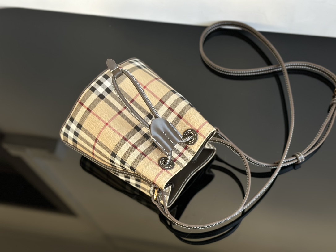Burberry 24 new color matching small fortune bucket, compared with the previous one, the metal letter logo is removed 16 Burberry 24 new color matching small fortune bucket, compared with the previous one, the metal letter logo is removed - Image 16