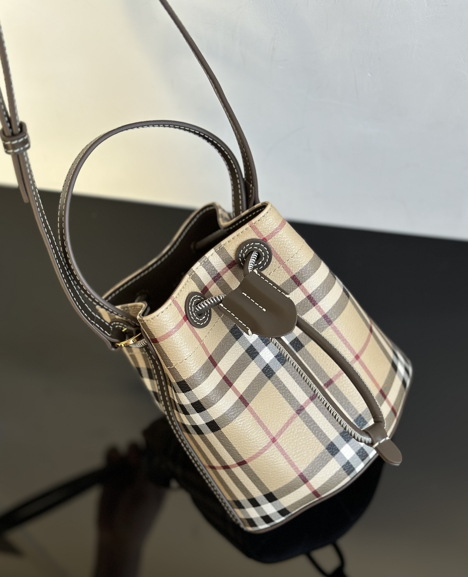 Burberry 24 new color matching small fortune bucket, compared with the previous one, the metal letter logo is removed 15 Burberry 24 new color matching small fortune bucket, compared with the previous one, the metal letter logo is removed - Image 15