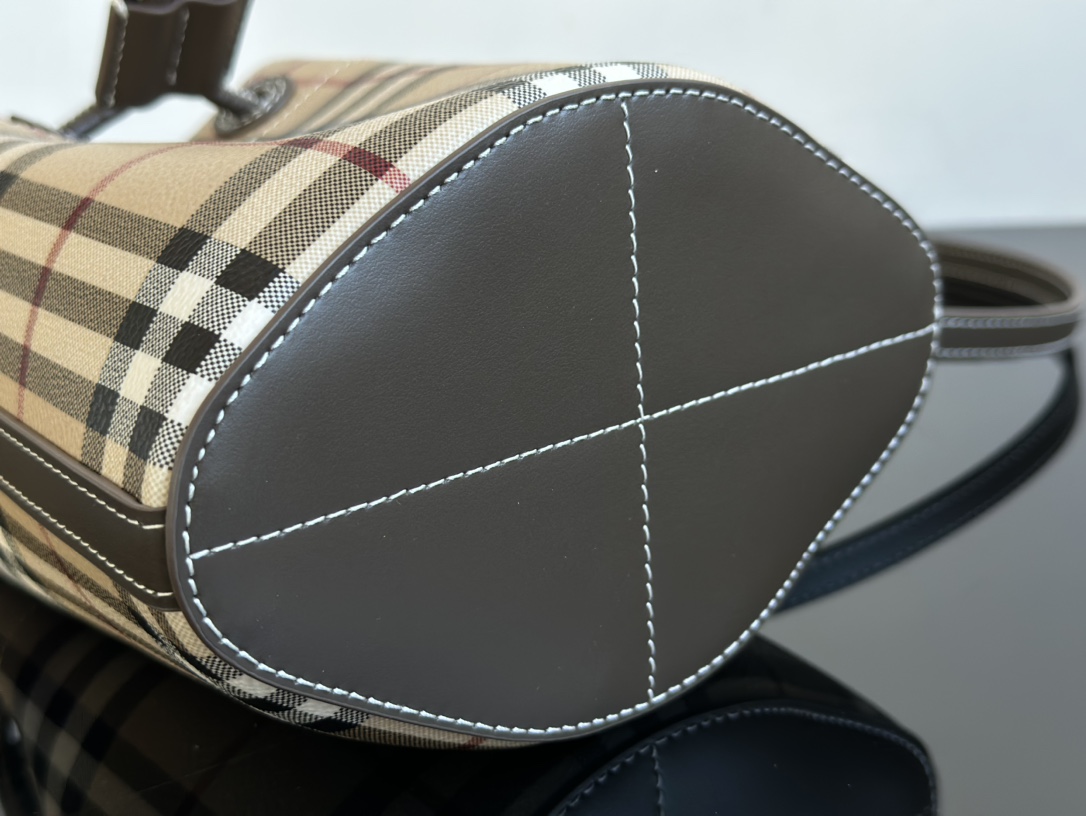 Burberry 24 new color matching small fortune bucket, compared with the previous one, the metal letter logo is removed 13 Burberry 24 new color matching small fortune bucket, compared with the previous one, the metal letter logo is removed - Image 13
