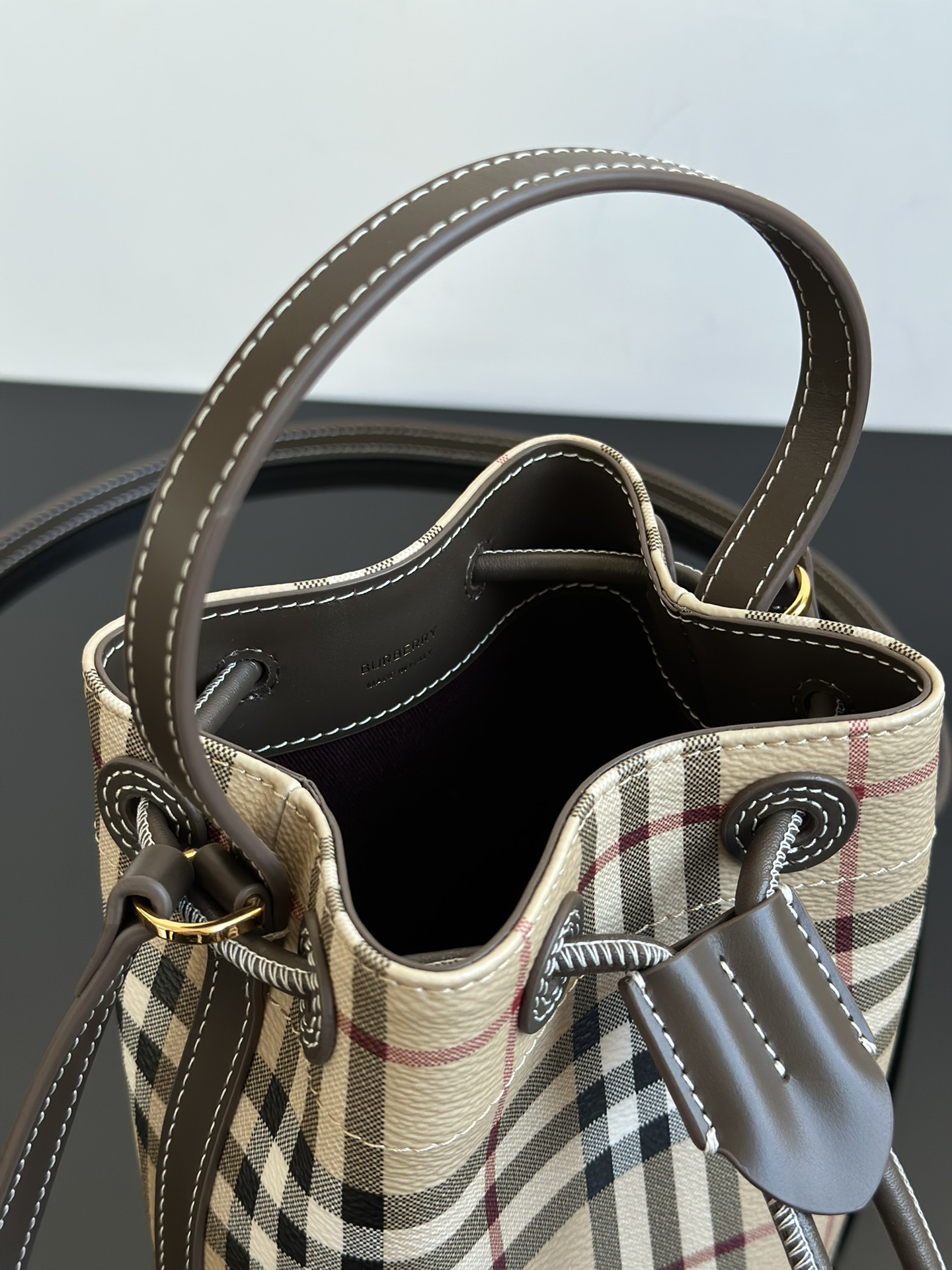 Burberry 24 new color matching small fortune bucket, compared with the previous one, the metal letter logo is removed 12 Burberry 24 new color matching small fortune bucket, compared with the previous one, the metal letter logo is removed - Image 12