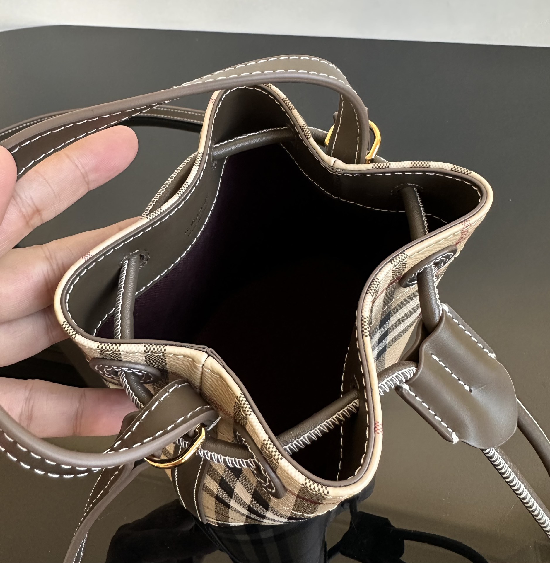 Burberry 24 new color matching small fortune bucket, compared with the previous one, the metal letter logo is removed 11 Burberry 24 new color matching small fortune bucket, compared with the previous one, the metal letter logo is removed - Image 11