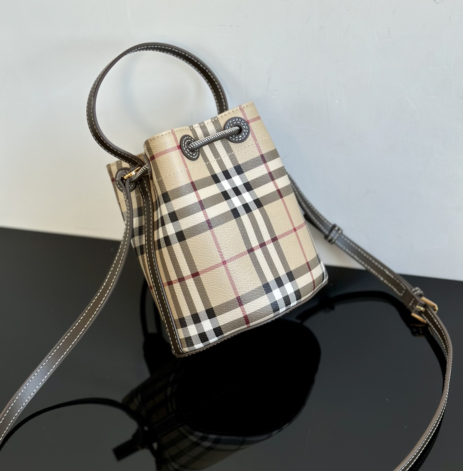 Burberry 24 new color matching small fortune bucket, compared with the previous one, the metal letter logo is removed 17 Burberry 24 new color matching small fortune bucket, compared with the previous one, the metal letter logo is removed - Image 17