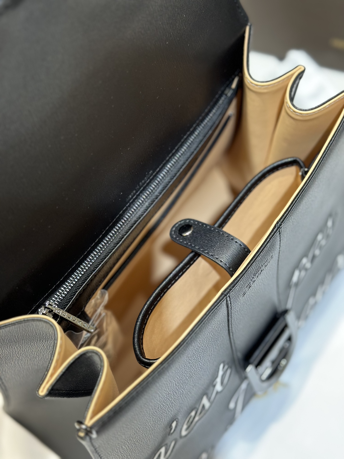 Delvaux brillant togo leather Belgian 🇧🇪 Royal brand Size 28*11*16 4 Delvaux brillant togo leather Belgian 🇧🇪 Royal brand Size 28*11*16 - Image 4