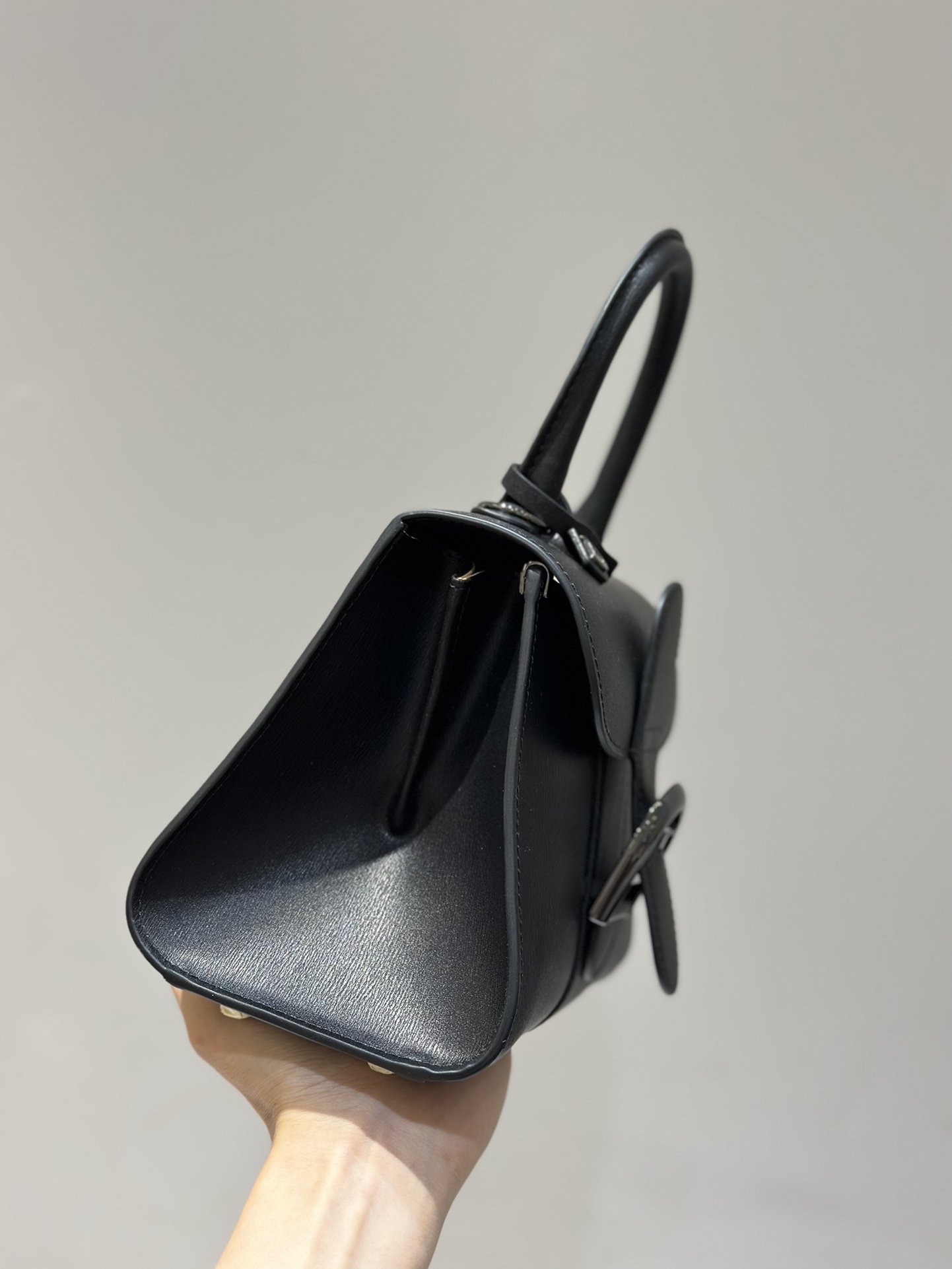 Delvaux New version of double ring Brillant box leather in stock ⚠️ Lambskin lining Comes with an adjustable long shoulder strap, mirror and small charm. Size 20 7 Delvaux New version of double ring Brillant box leather in stock ⚠️ Lambskin lining Comes with an adjustable long shoulder strap, mirror and small charm. Size 20 - Image 7