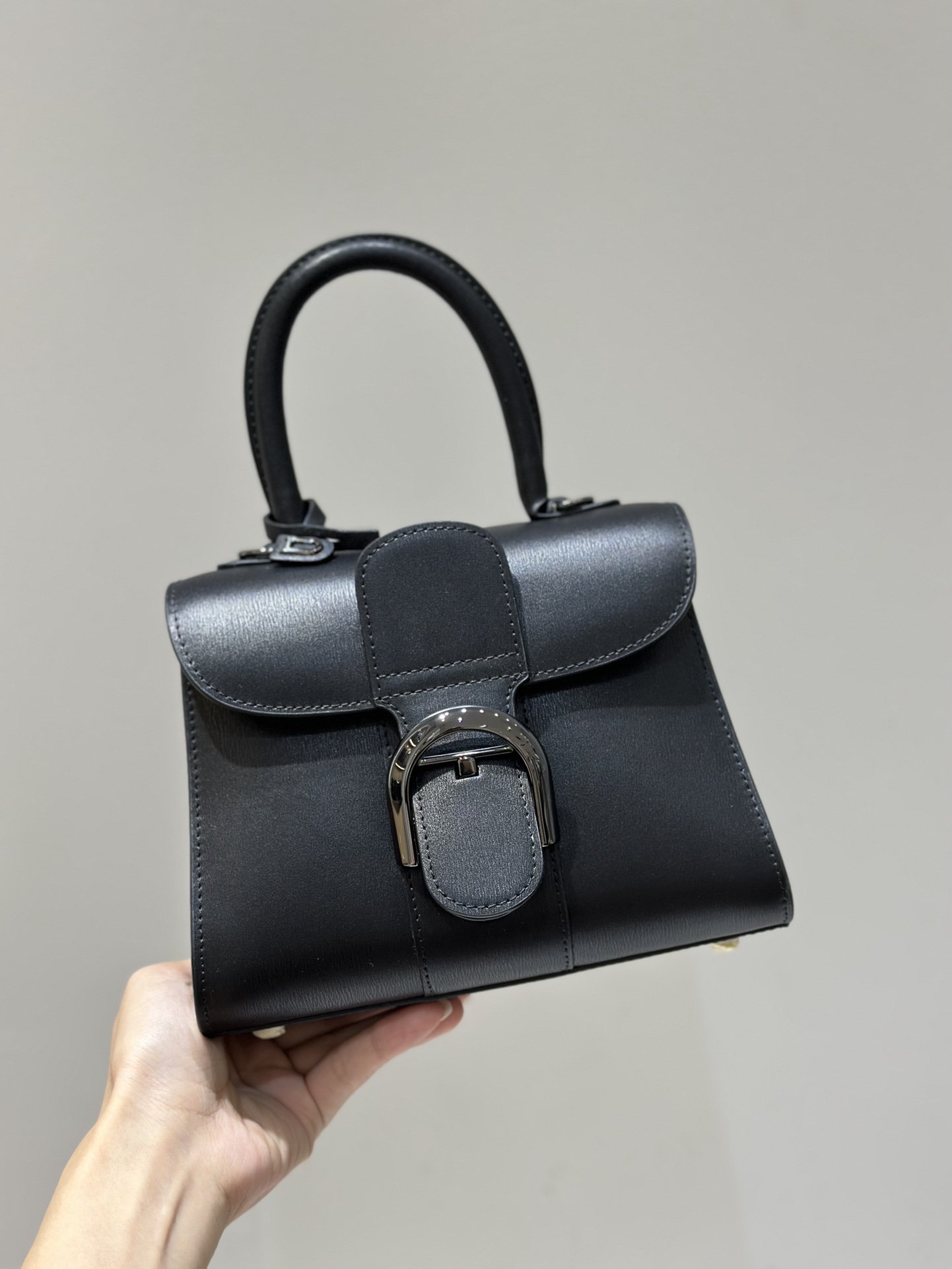 Delvaux New version of double ring Brillant box leather in stock ⚠️ Lambskin lining Comes with an adjustable long shoulder strap, mirror and small charm. Size 20 4 Delvaux New version of double ring Brillant box leather in stock ⚠️ Lambskin lining Comes with an adjustable long shoulder strap, mirror and small charm. Size 20 - Image 4