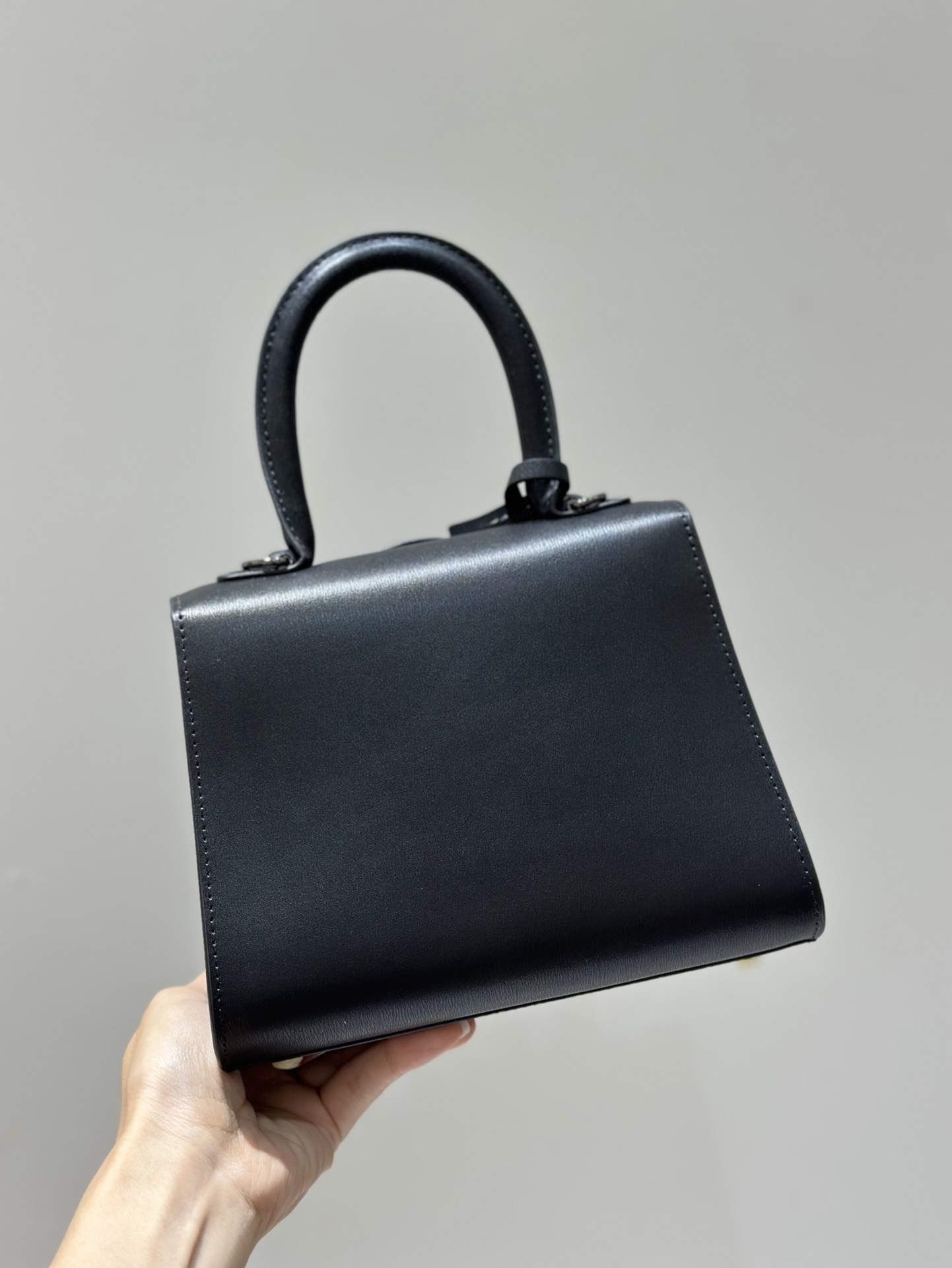 Delvaux New version of double ring Brillant box leather in stock ⚠️ Lambskin lining Comes with an adjustable long shoulder strap, mirror and small charm. Size 20 5 Delvaux New version of double ring Brillant box leather in stock ⚠️ Lambskin lining Comes with an adjustable long shoulder strap, mirror and small charm. Size 20 - Image 5