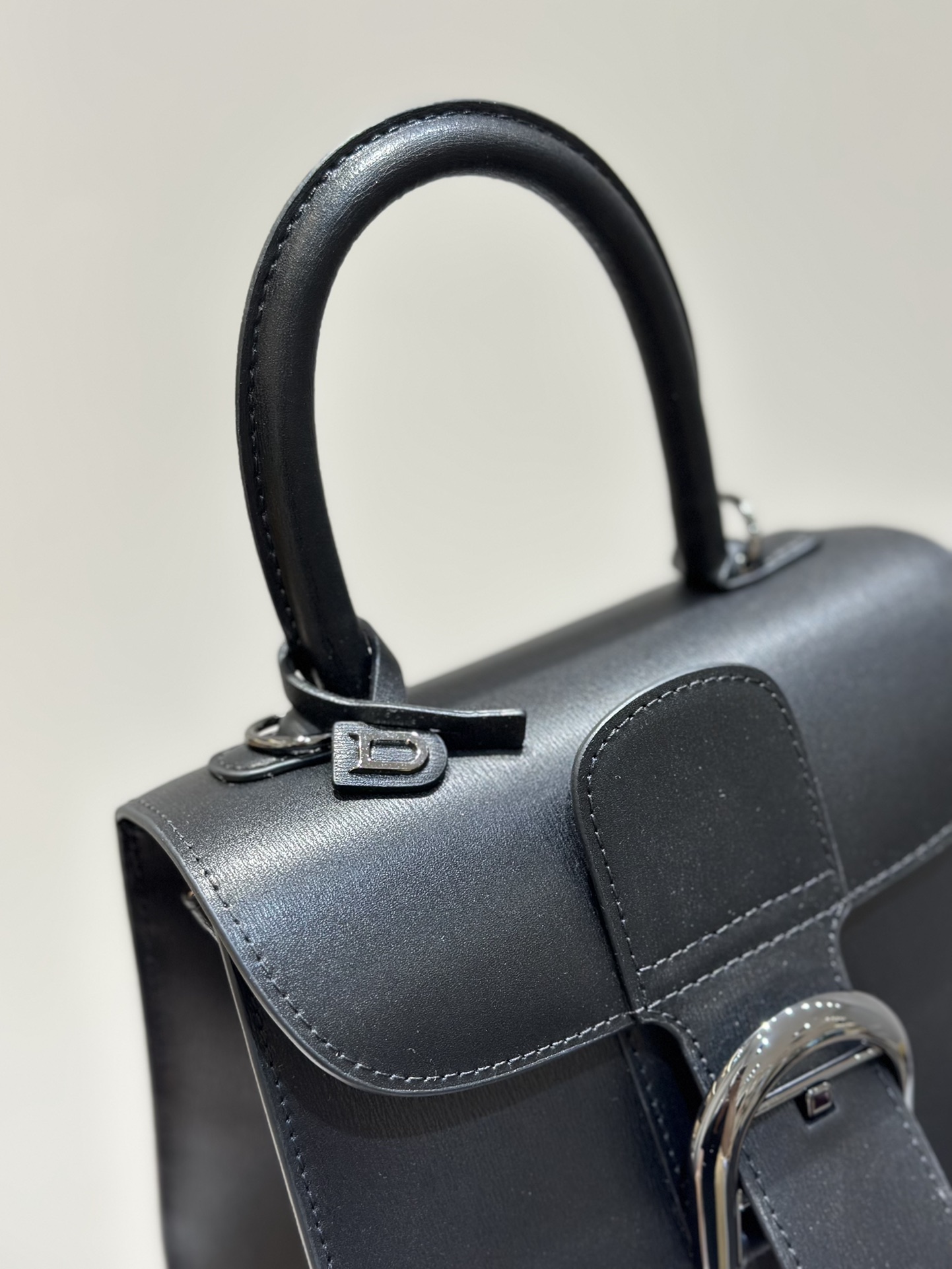 Delvaux New version of double ring Brillant box leather in stock ⚠️ Lambskin lining Comes with an adjustable long shoulder strap, mirror and small charm. Size 20 6 Delvaux New version of double ring Brillant box leather in stock ⚠️ Lambskin lining Comes with an adjustable long shoulder strap, mirror and small charm. Size 20 - Image 6